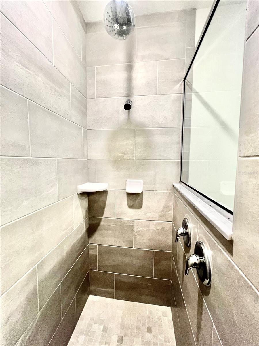 Image 19 of 24 For 4 Lynbrook Drive