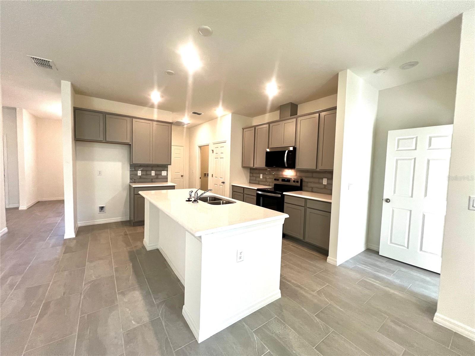 Image 7 of 24 For 4 Lynbrook Drive