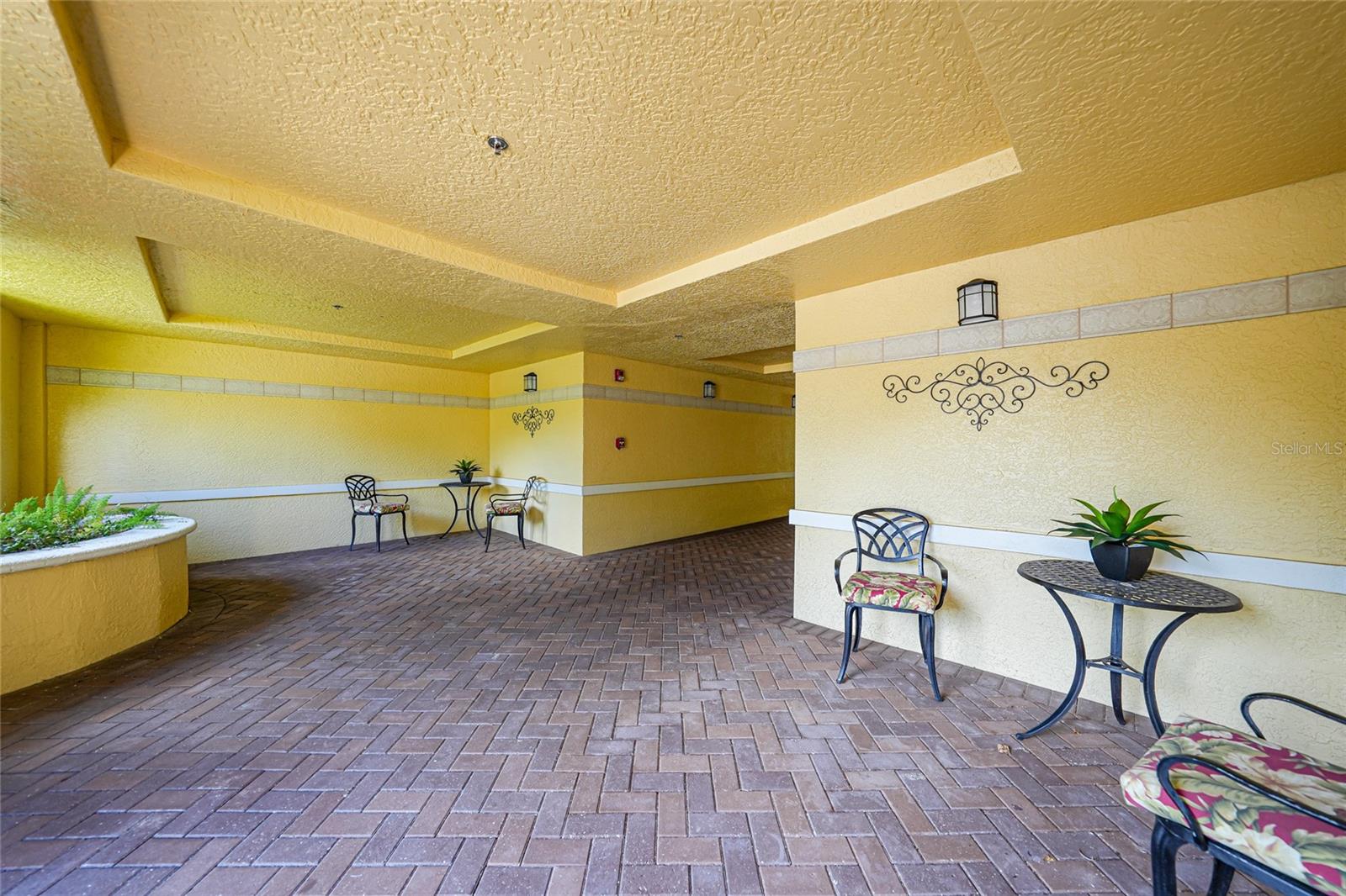 Image 4 of 59 For 255 End Drive 4204