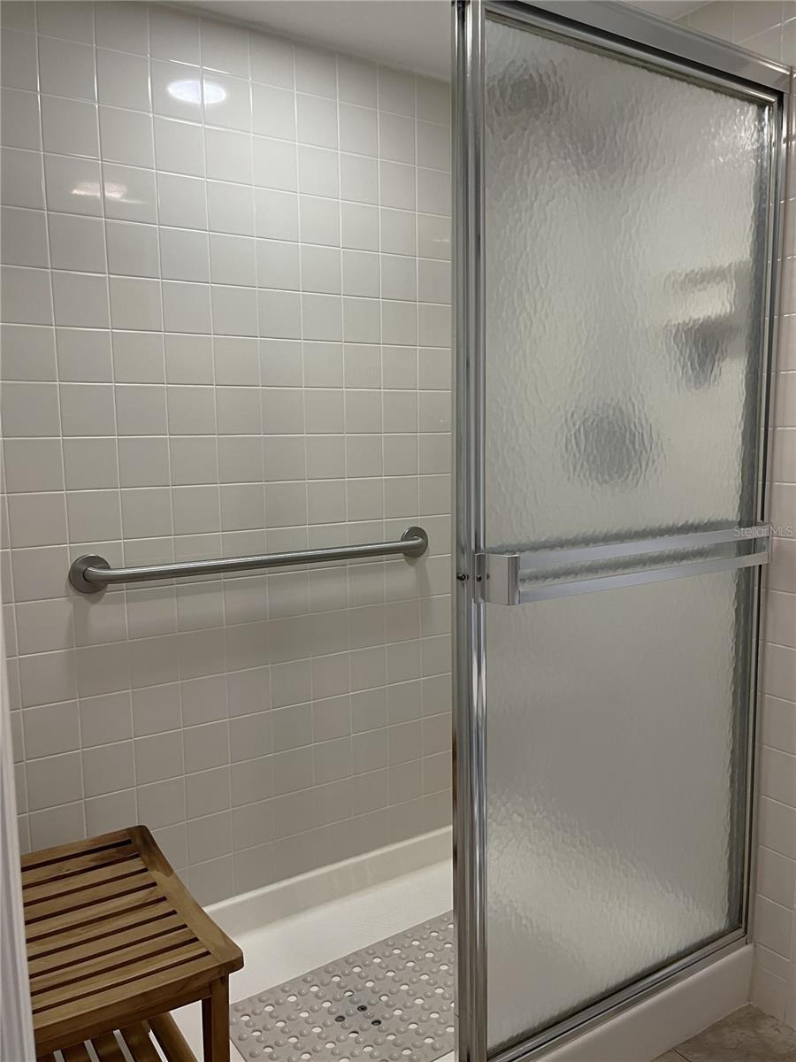 Image 19 of 53 For 175 Kings Highway 733