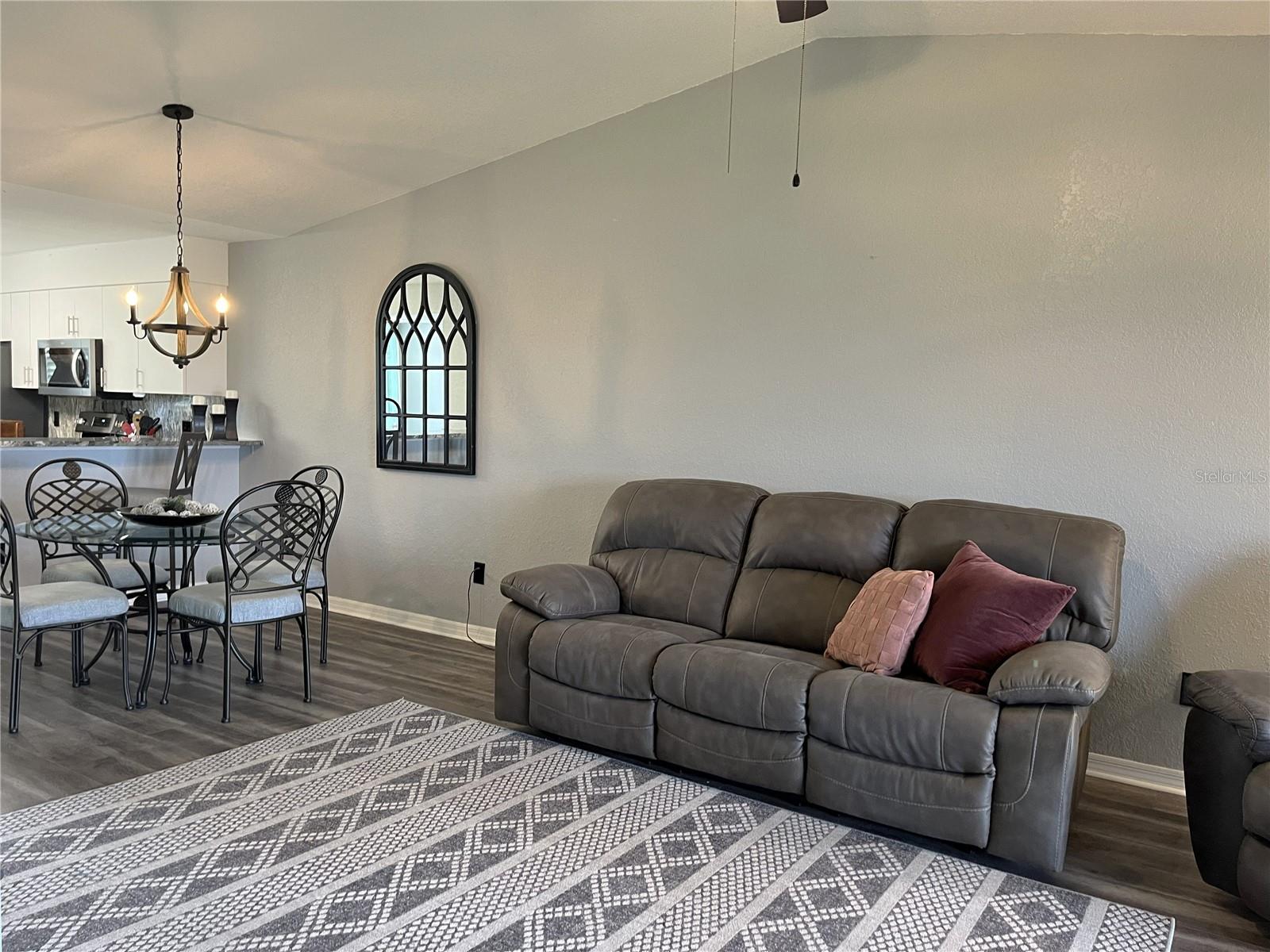 Image 24 of 53 For 175 Kings Highway 733