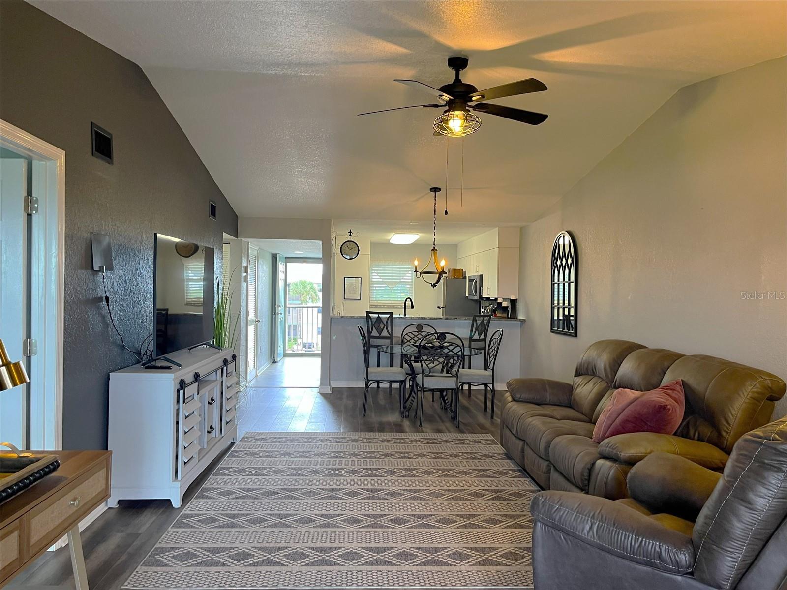 Image 26 of 53 For 175 Kings Highway 733