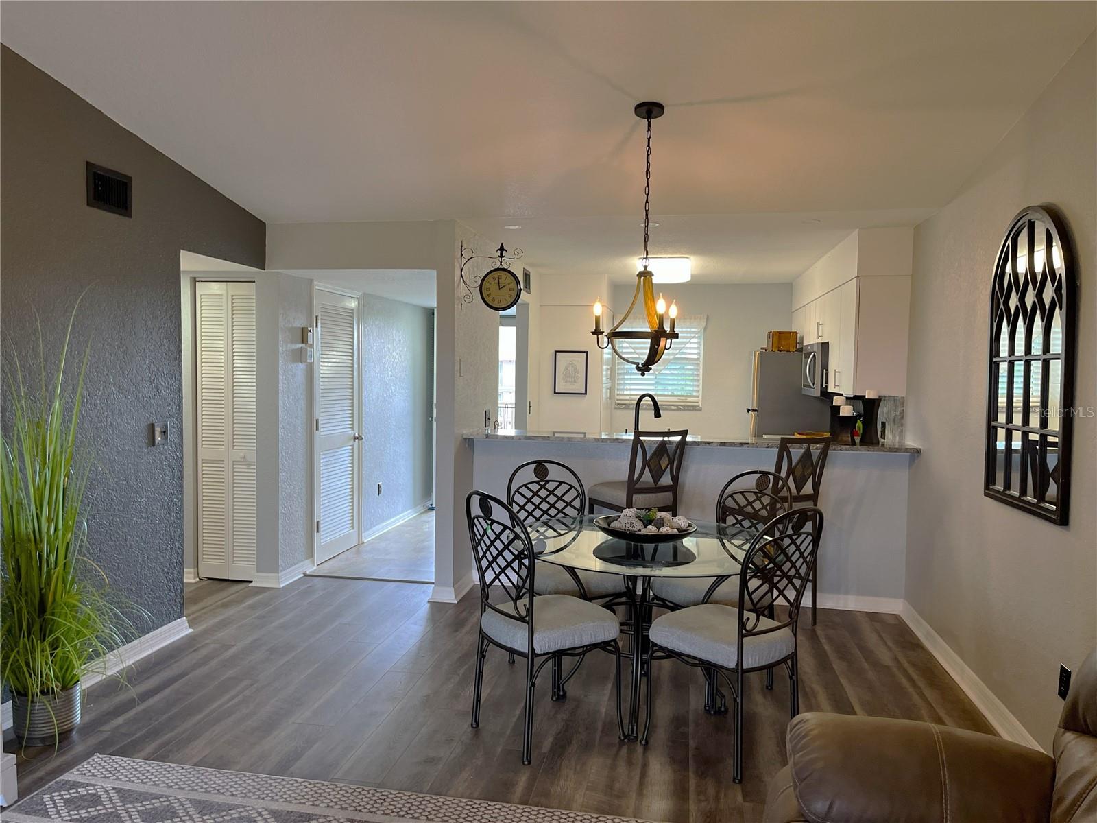 Image 27 of 53 For 175 Kings Highway 733