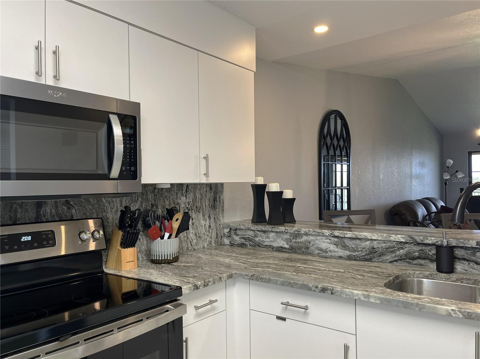 Image 41 of 53 For 175 Kings Highway 733