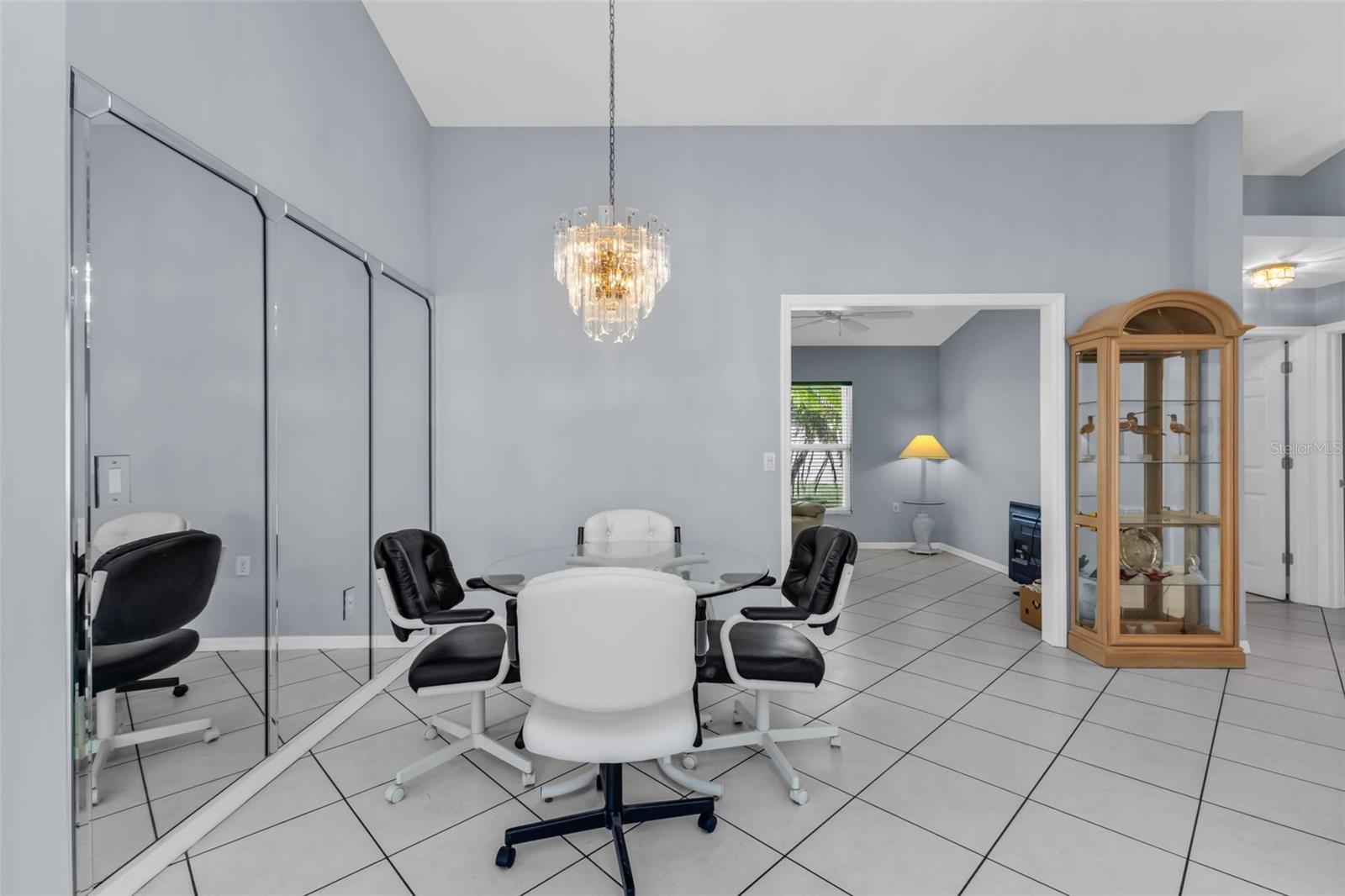 Image 8 of 36 For 1713 Palace Court