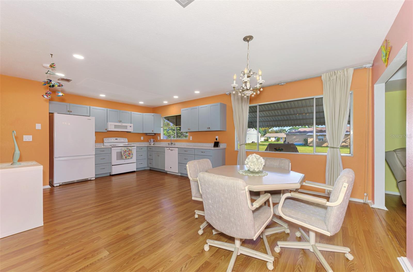 Image 10 of 65 For 6916 Roslyn Court