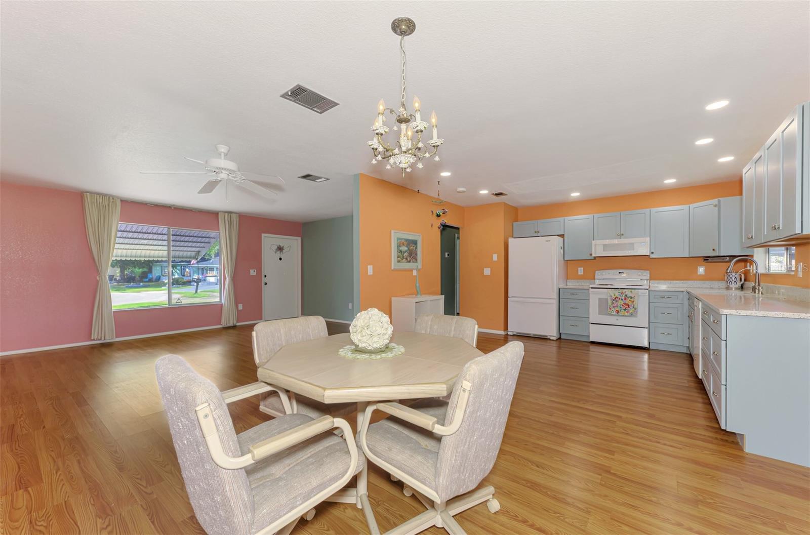 Image 12 of 65 For 6916 Roslyn Court