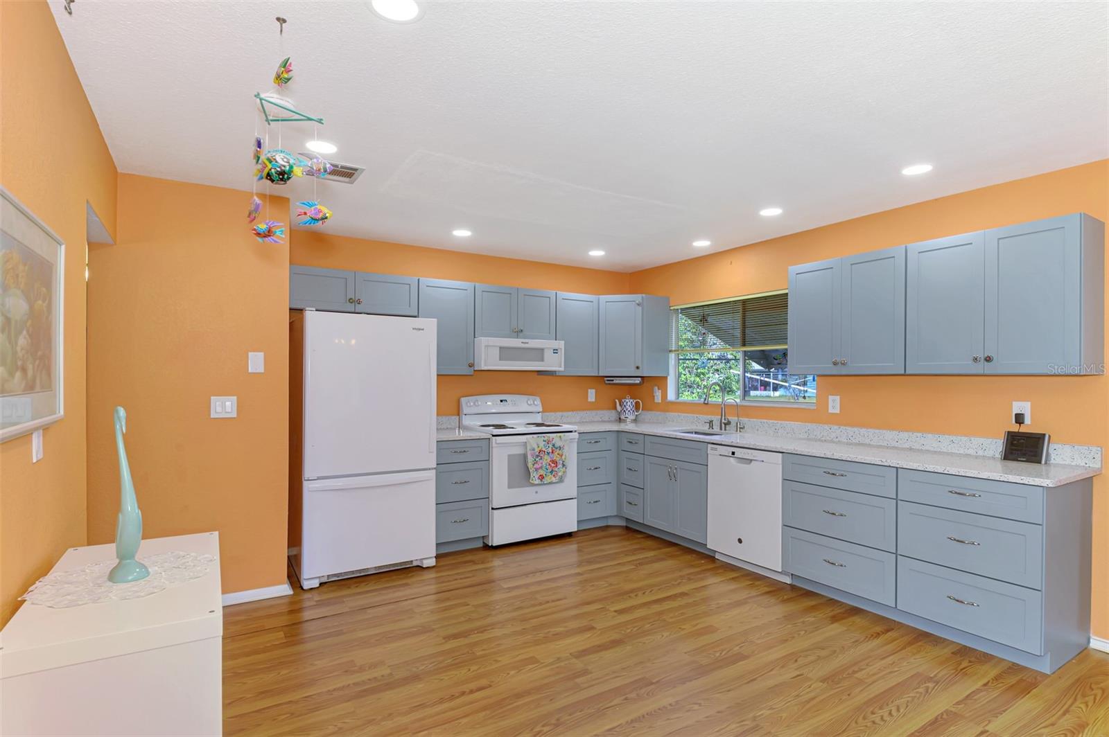 Image 14 of 65 For 6916 Roslyn Court