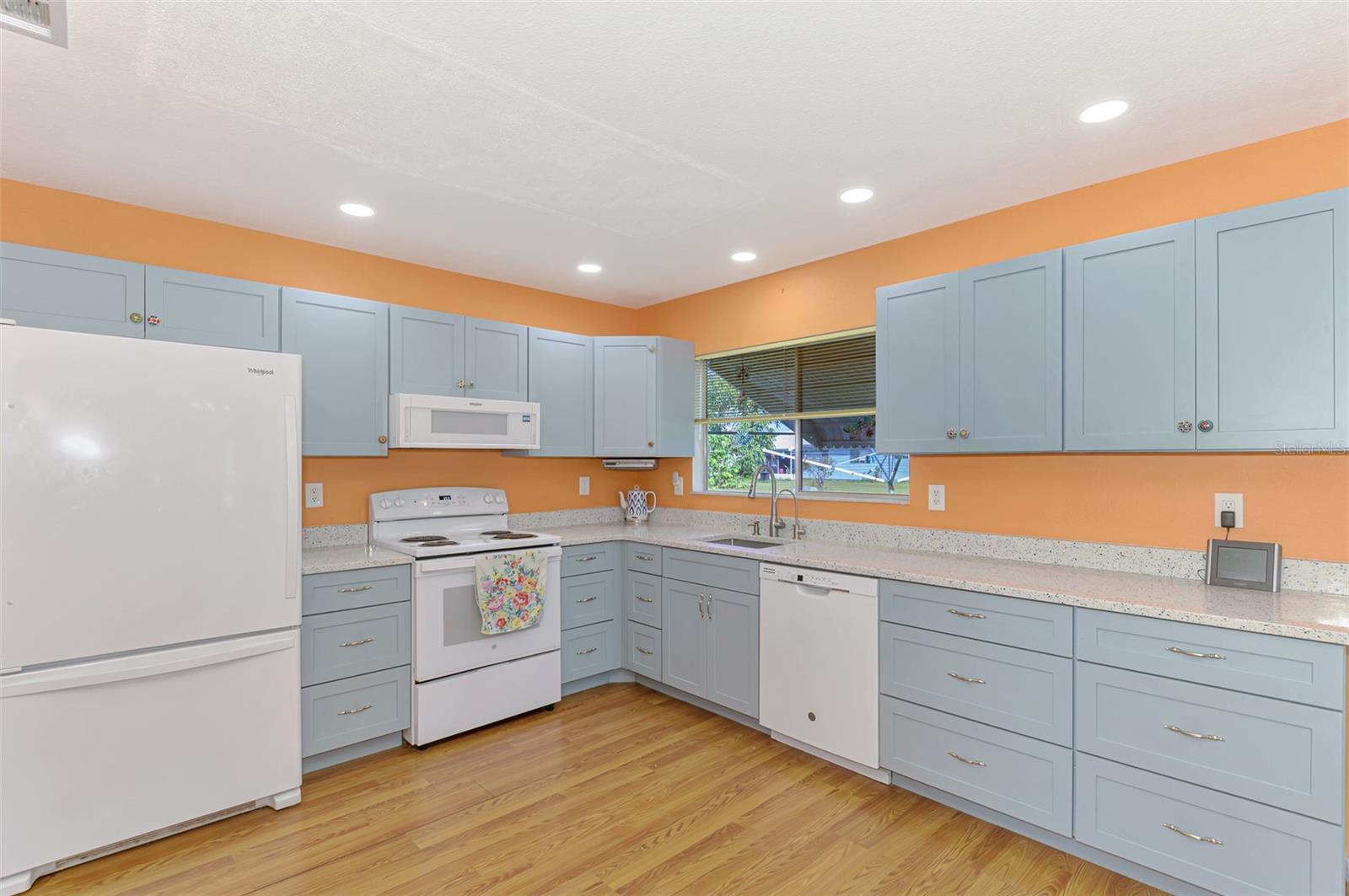 Image 15 of 65 For 6916 Roslyn Court