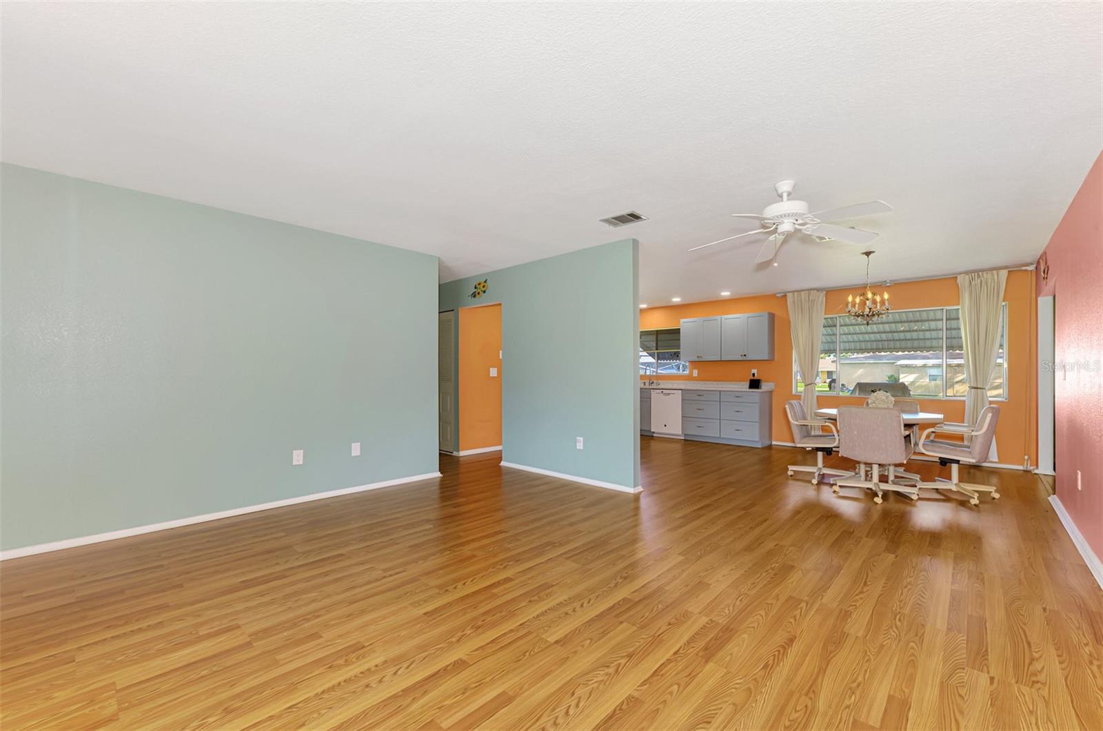 Image 8 of 65 For 6916 Roslyn Court