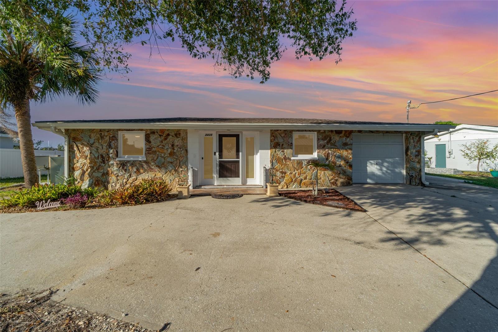 Image 2 of 38 For 3435 Pinetree Street