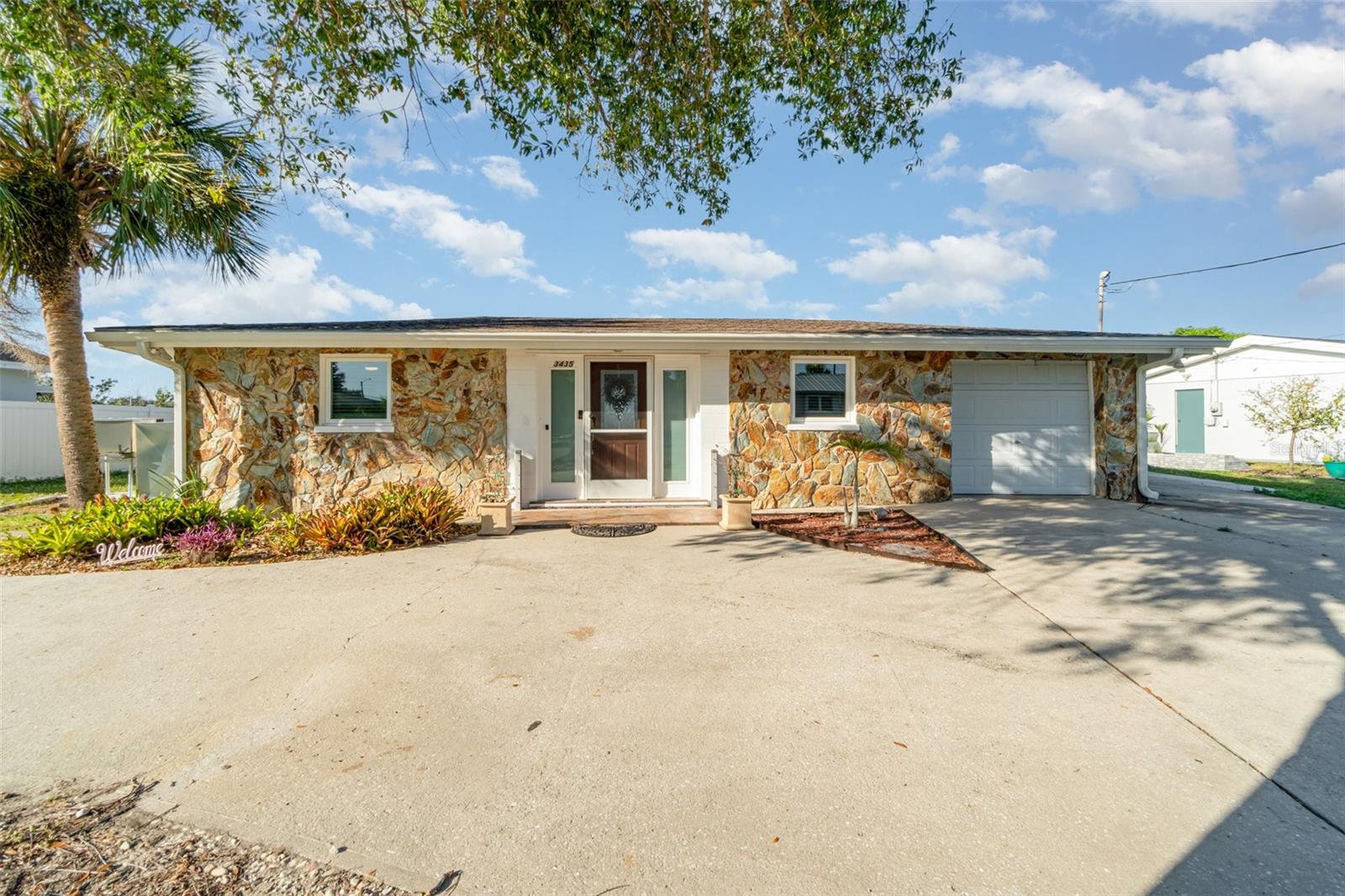 Image 3 of 38 For 3435 Pinetree Street