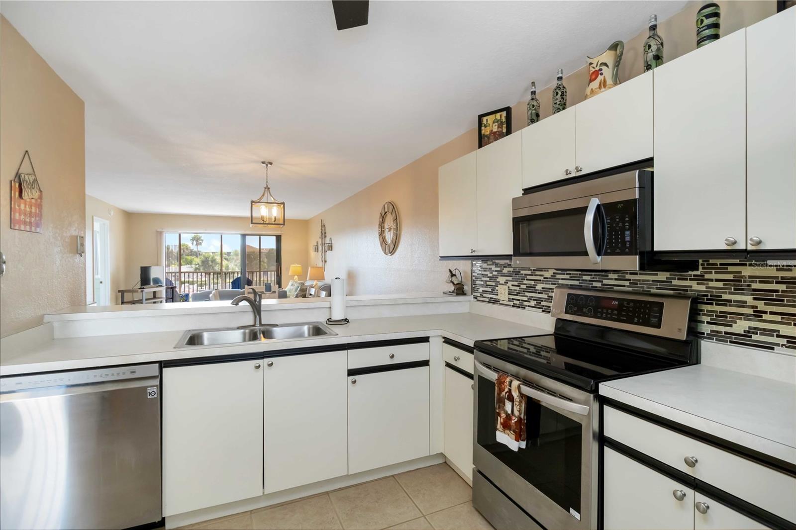 Image 12 of 34 For 175 Kings Highway 1022