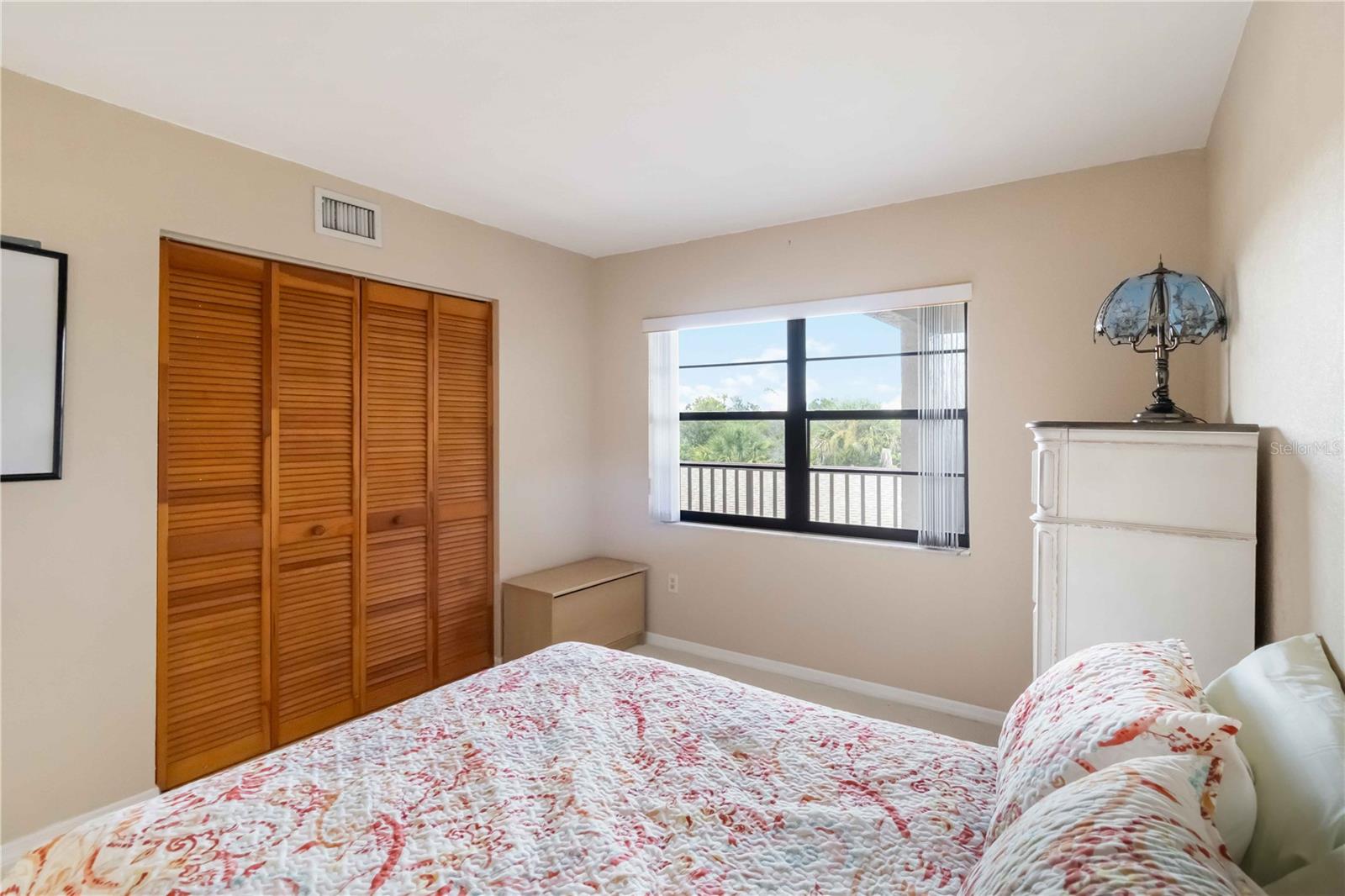 Image 21 of 34 For 175 Kings Highway 1022