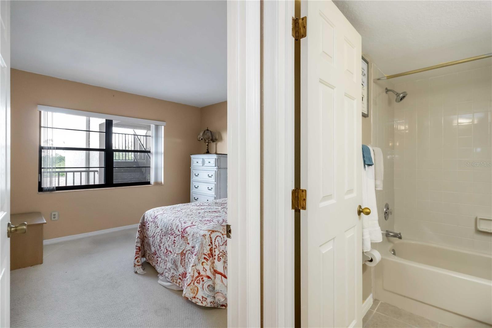 Image 22 of 34 For 175 Kings Highway 1022