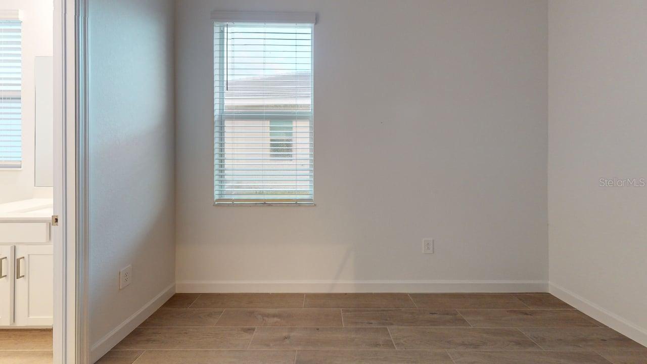 Image 8 of 37 For 7949 Lakes Edge Lane