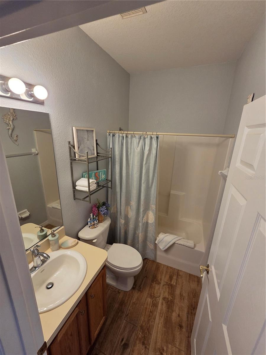 Image 17 of 37 For 24500 Bramhope Court