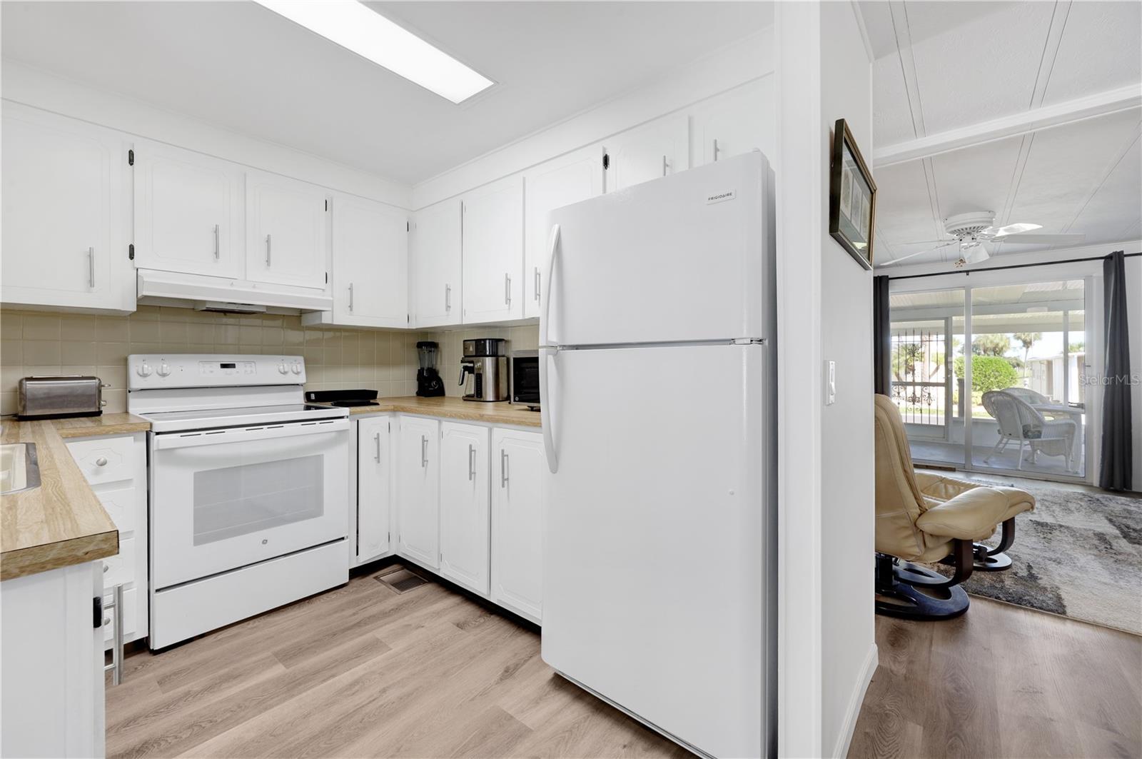 Image 11 of 81 For 2100 Kings Highway 877