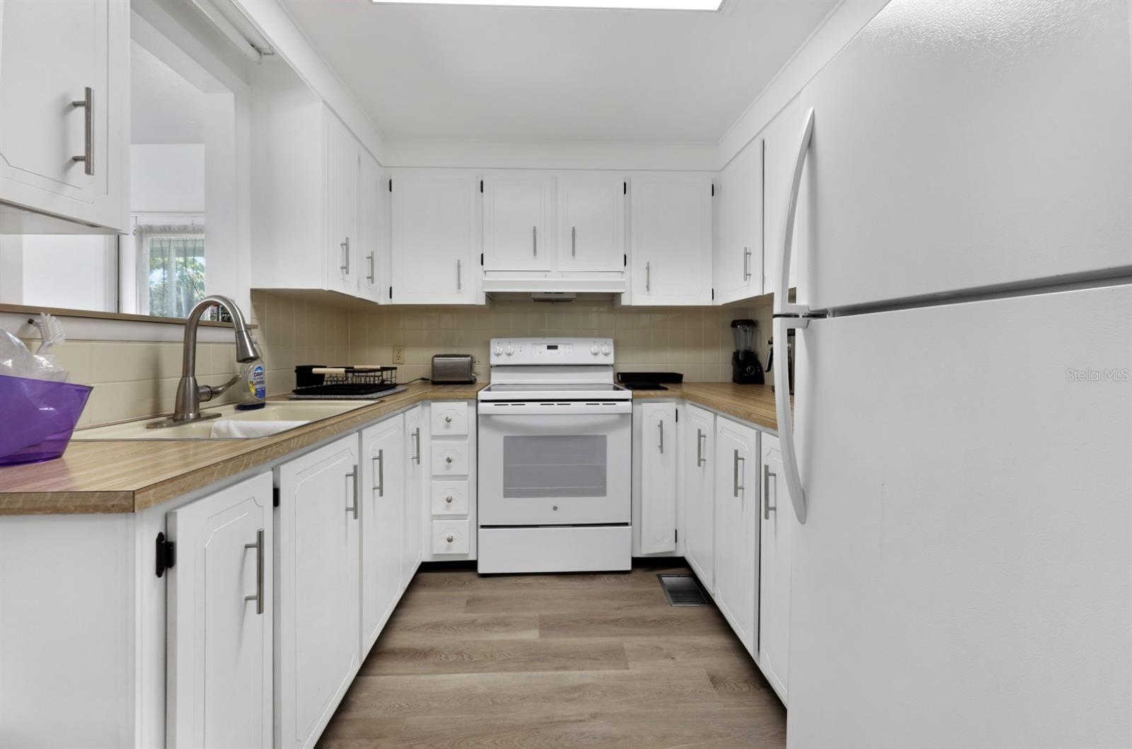 Image 12 of 81 For 2100 Kings Highway 877