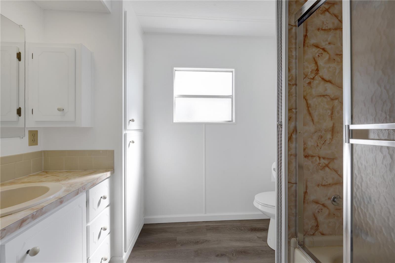 Image 17 of 81 For 2100 Kings Highway 877