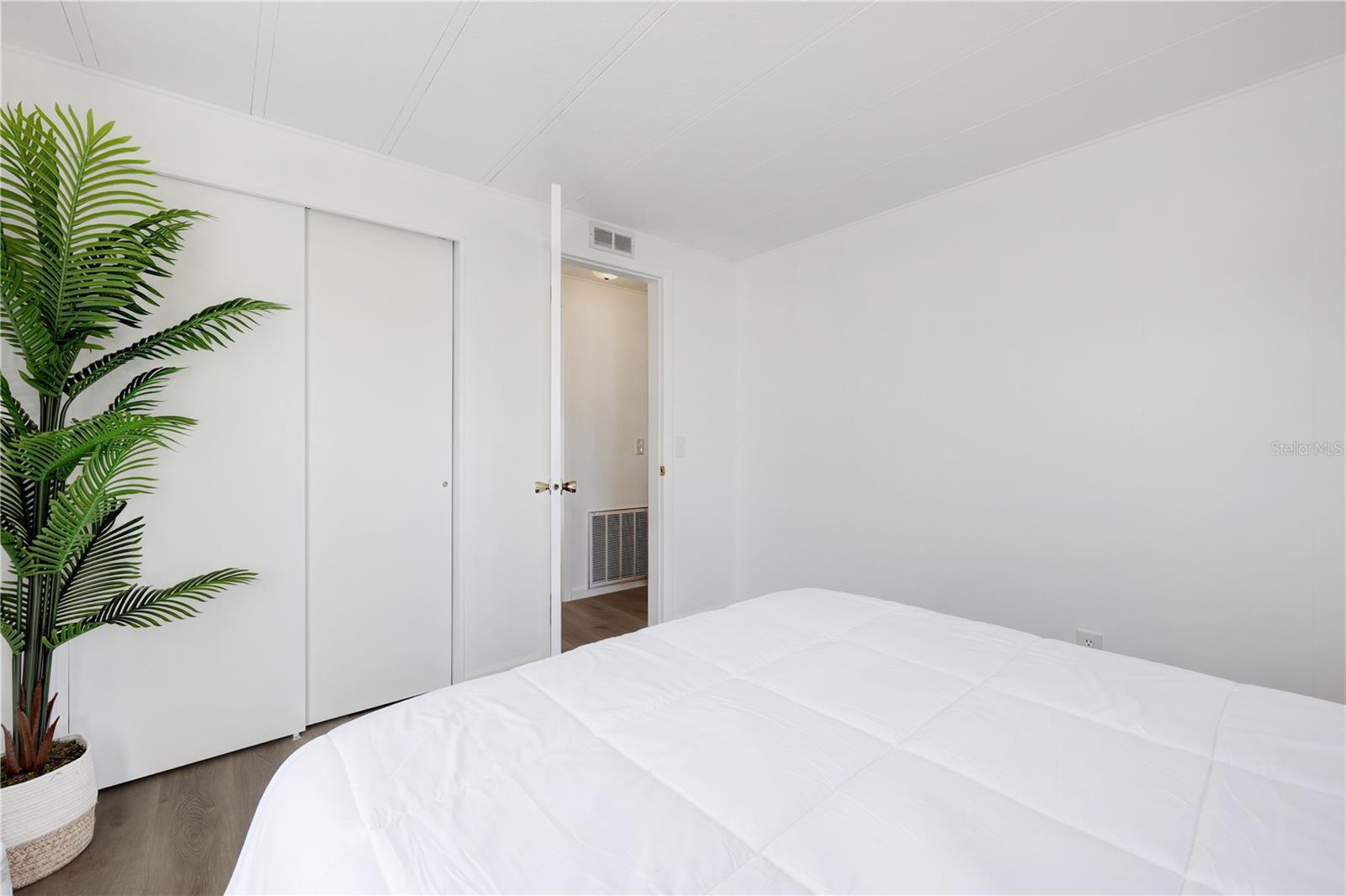 Image 20 of 81 For 2100 Kings Highway 877