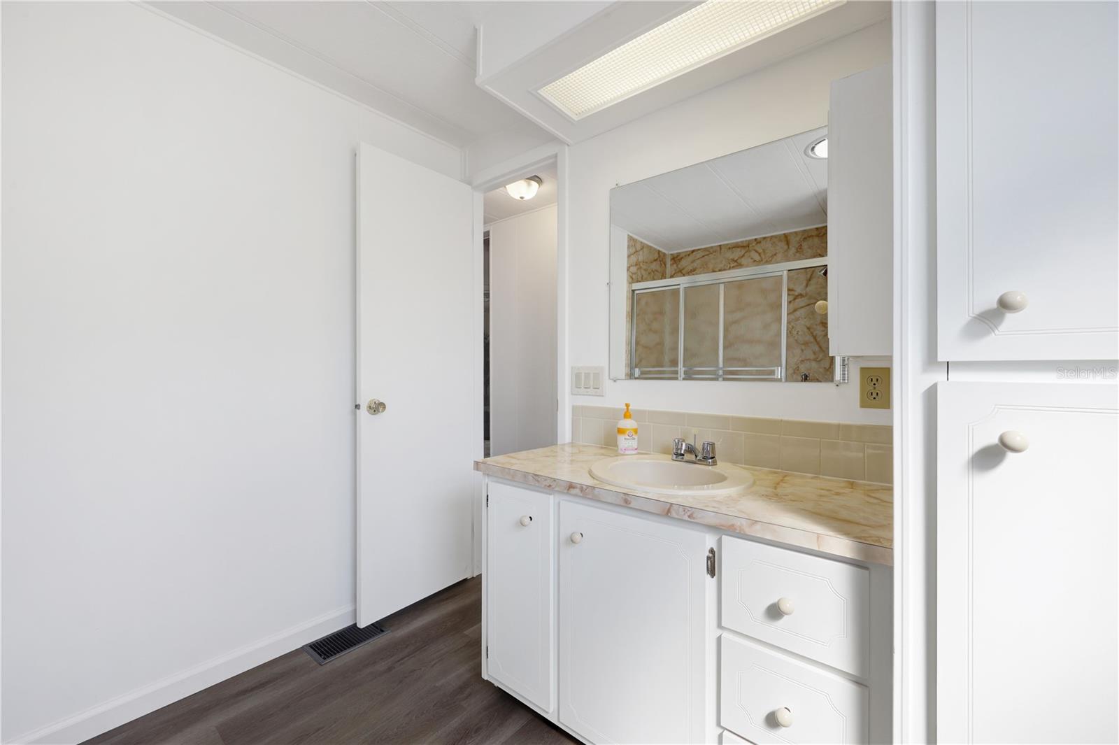 Image 22 of 81 For 2100 Kings Highway 877