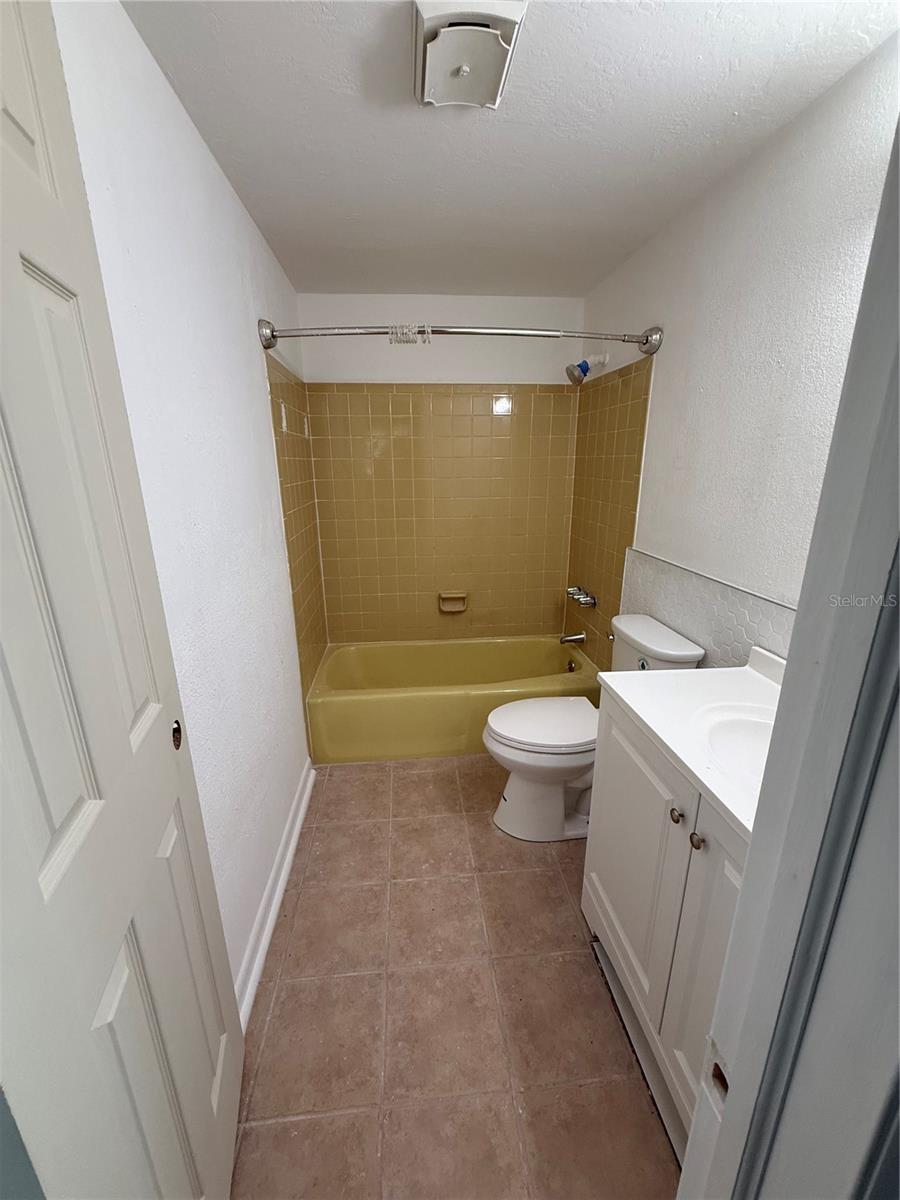 Image 11 of 13 For 7 Manor Court