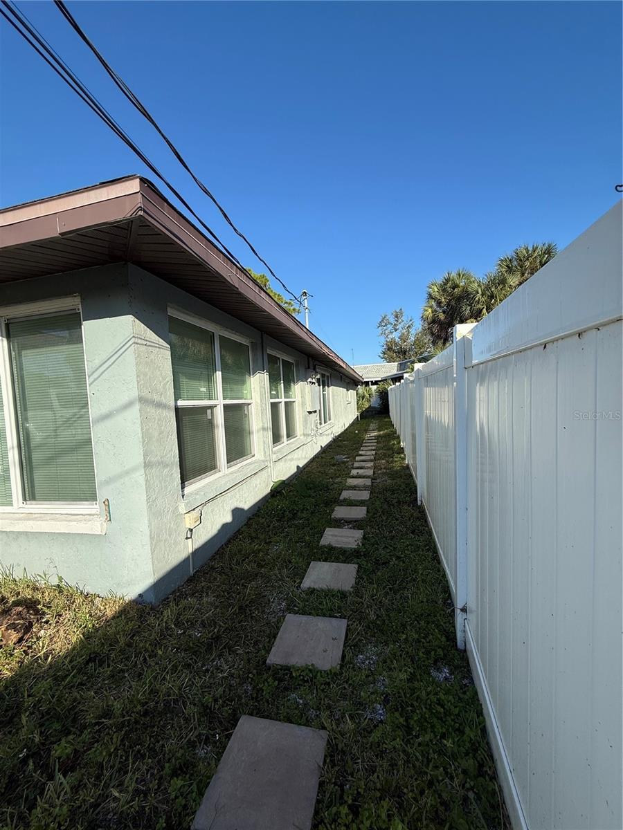 Image 7 of 13 For 7 Manor Court