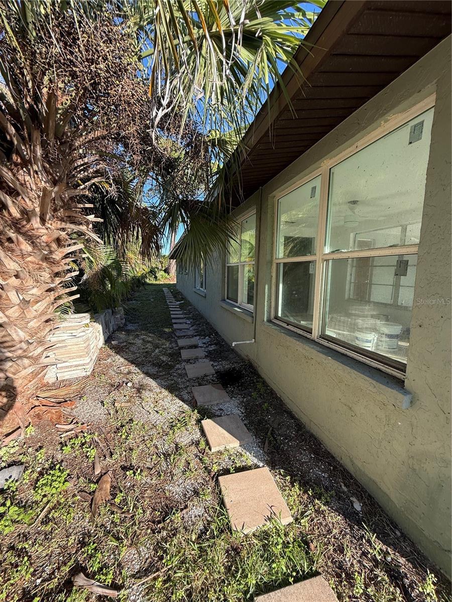 Image 8 of 13 For 7 Manor Court