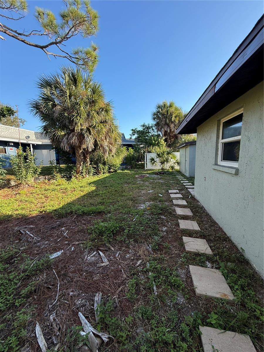 Image 9 of 13 For 7 Manor Court