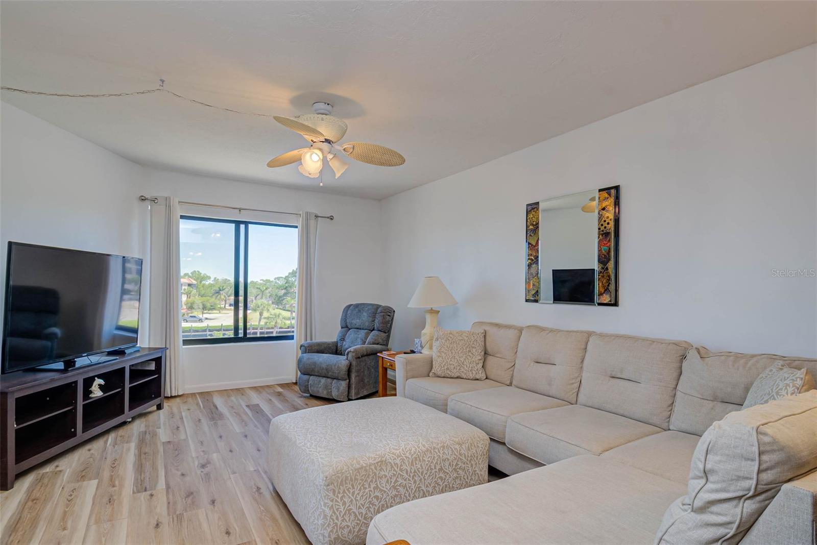 Image 4 of 25 For 25188 Marion Avenue E306