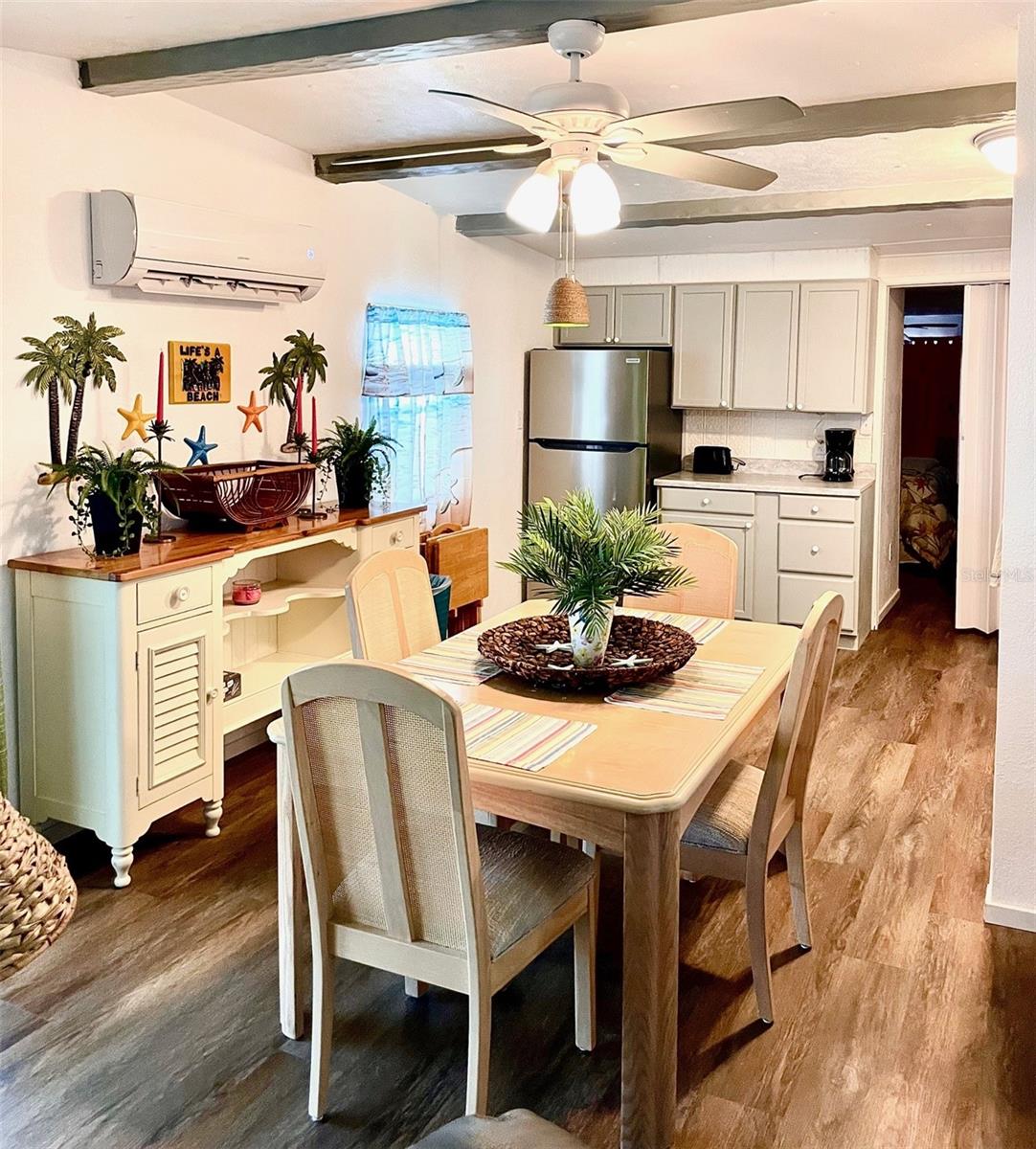 Image 4 of 19 For 252 Daisy Avenue