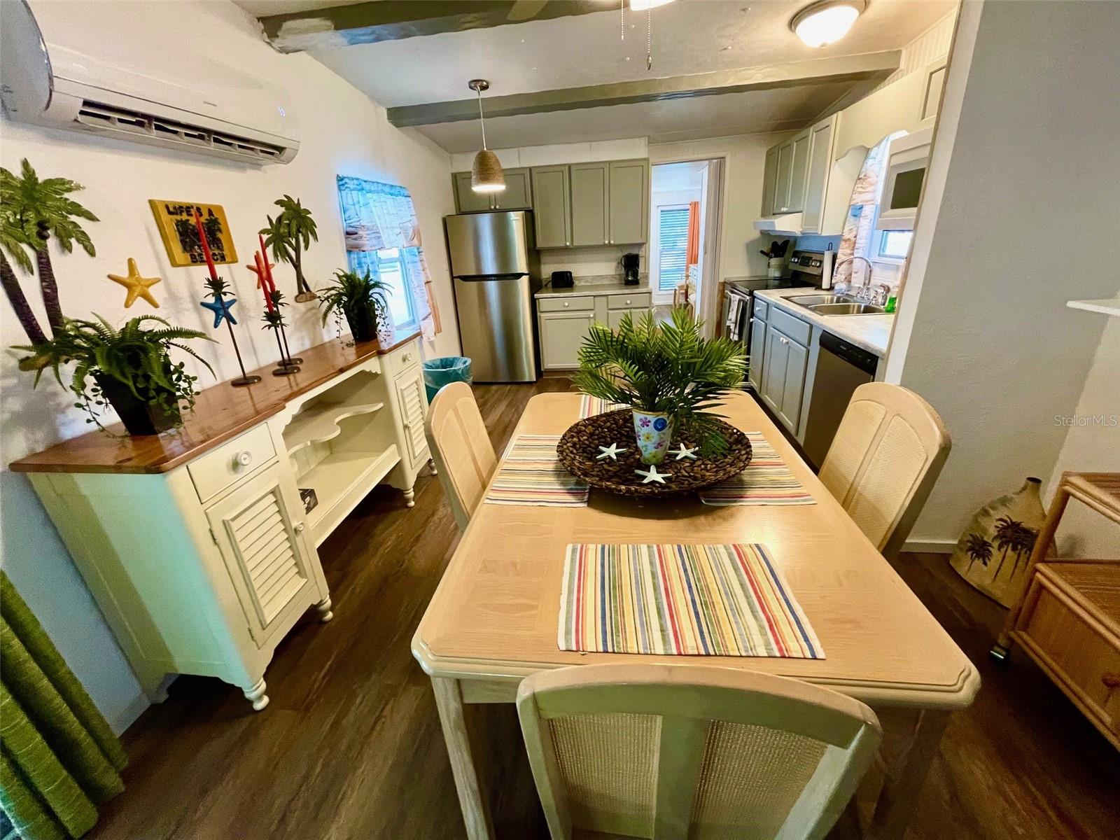 Image 5 of 19 For 252 Daisy Avenue