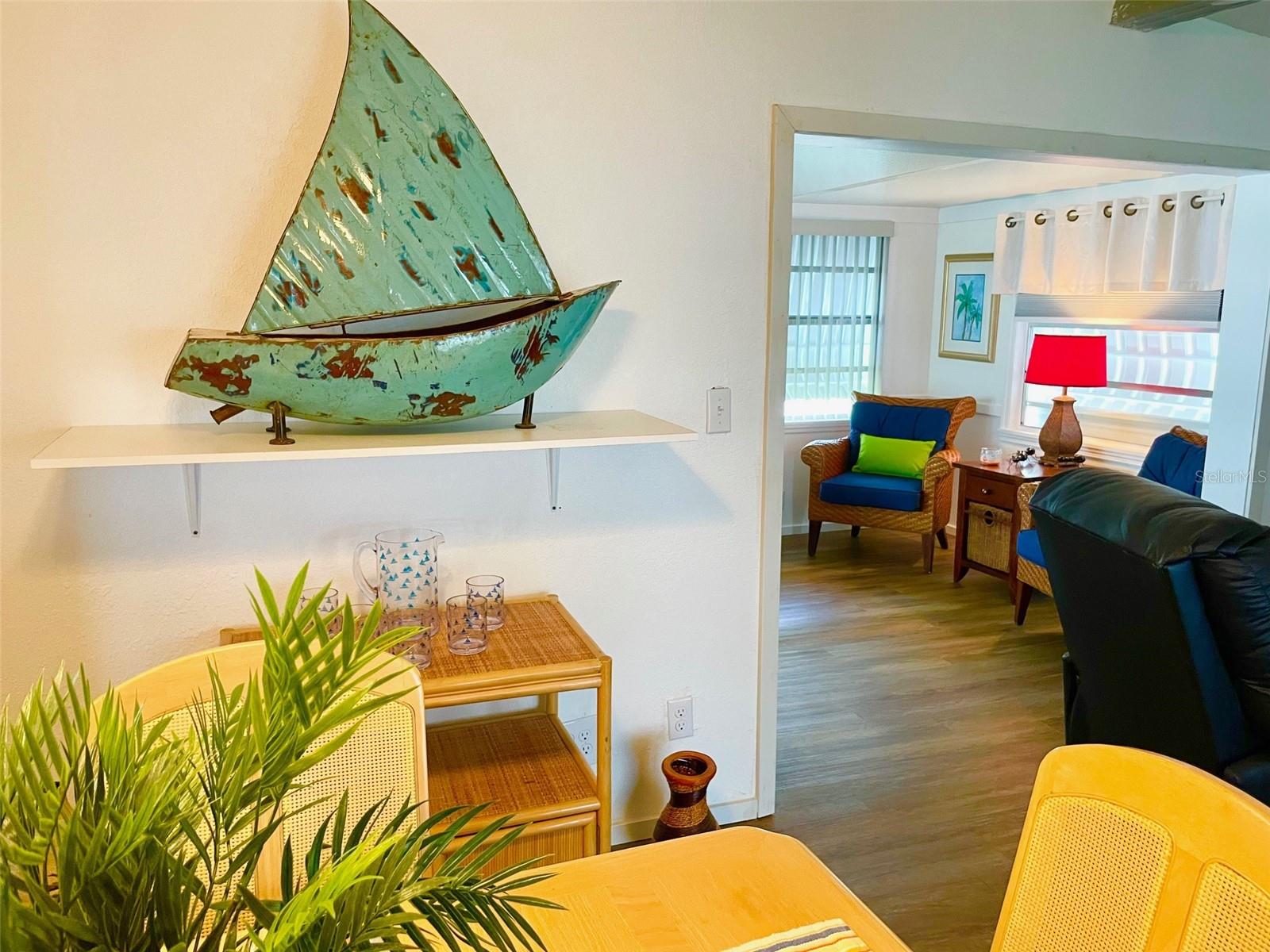 Image 6 of 19 For 252 Daisy Avenue