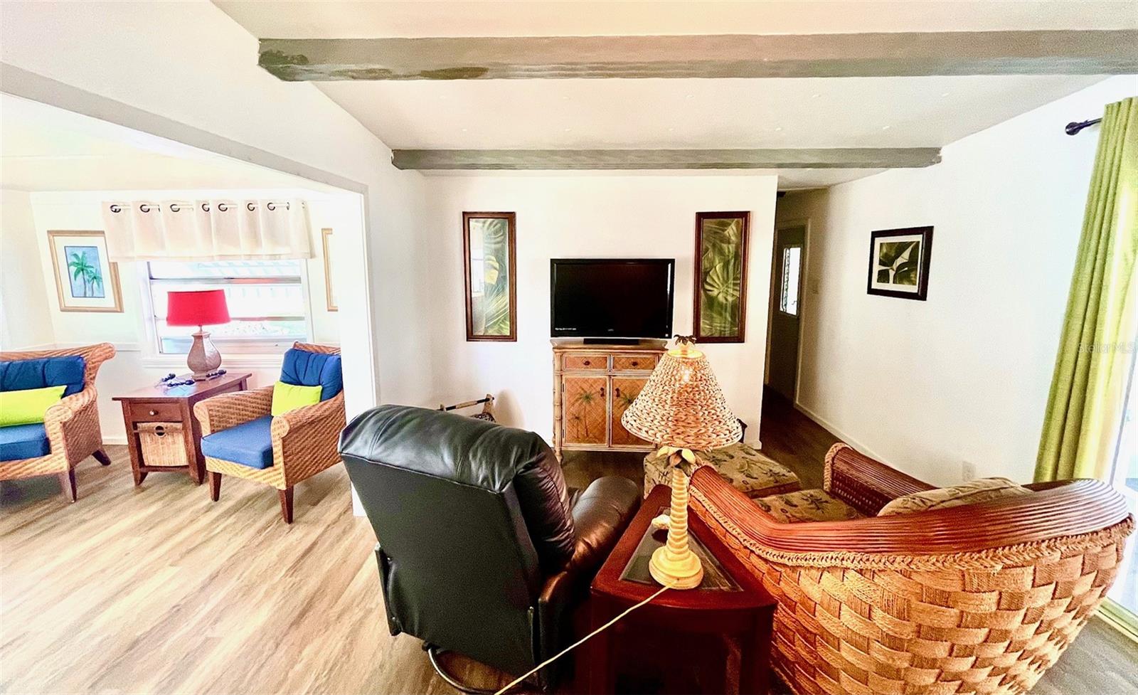 Image 7 of 19 For 252 Daisy Avenue