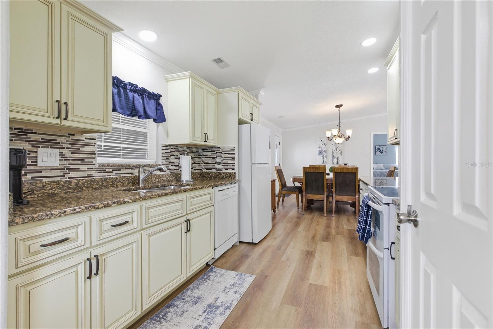 Image 9 of 51 For 2100 Kings Highway 404