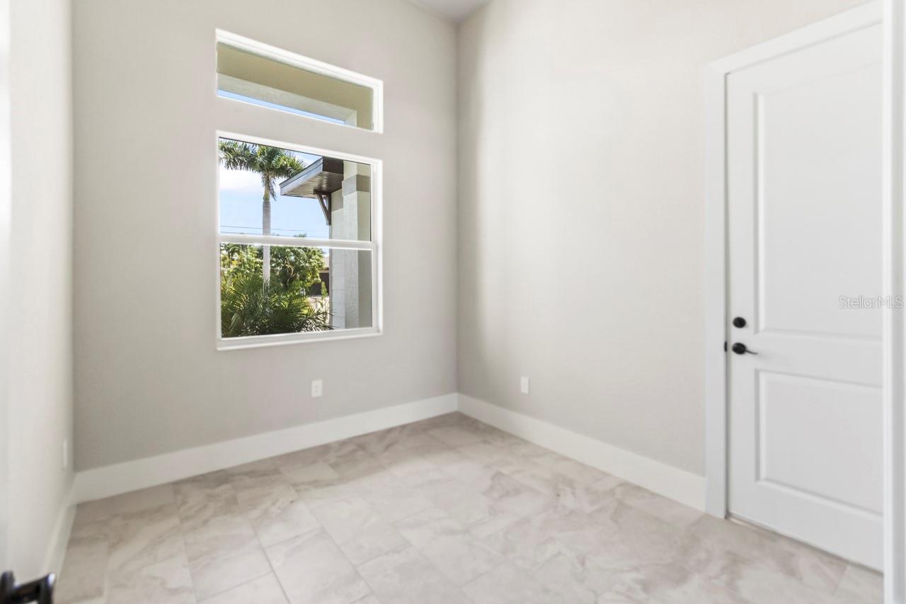 Image 19 of 61 For 2526 25th Avenue