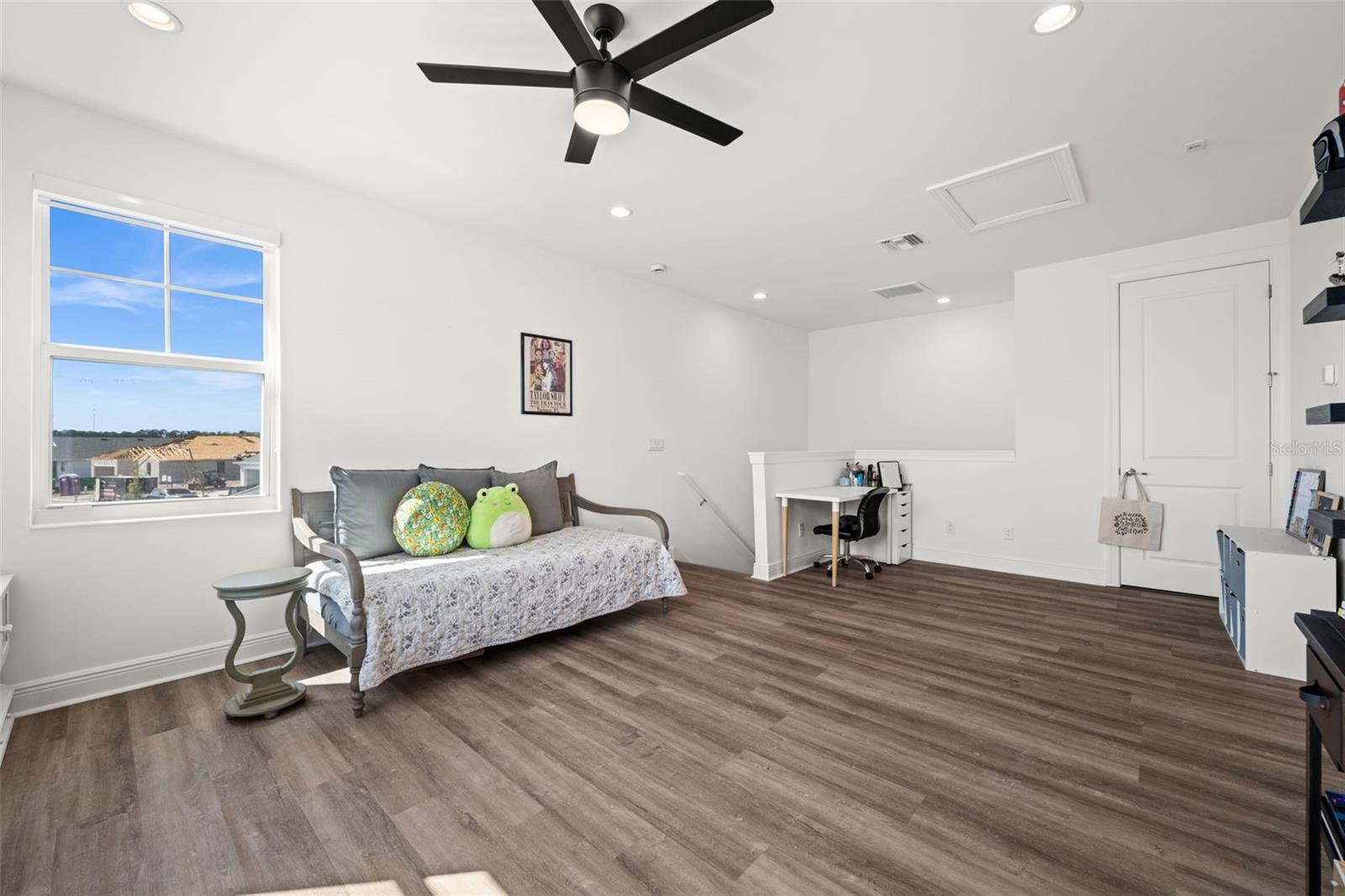 Image 32 of 67 For 44766 Kelsa Anne Loop