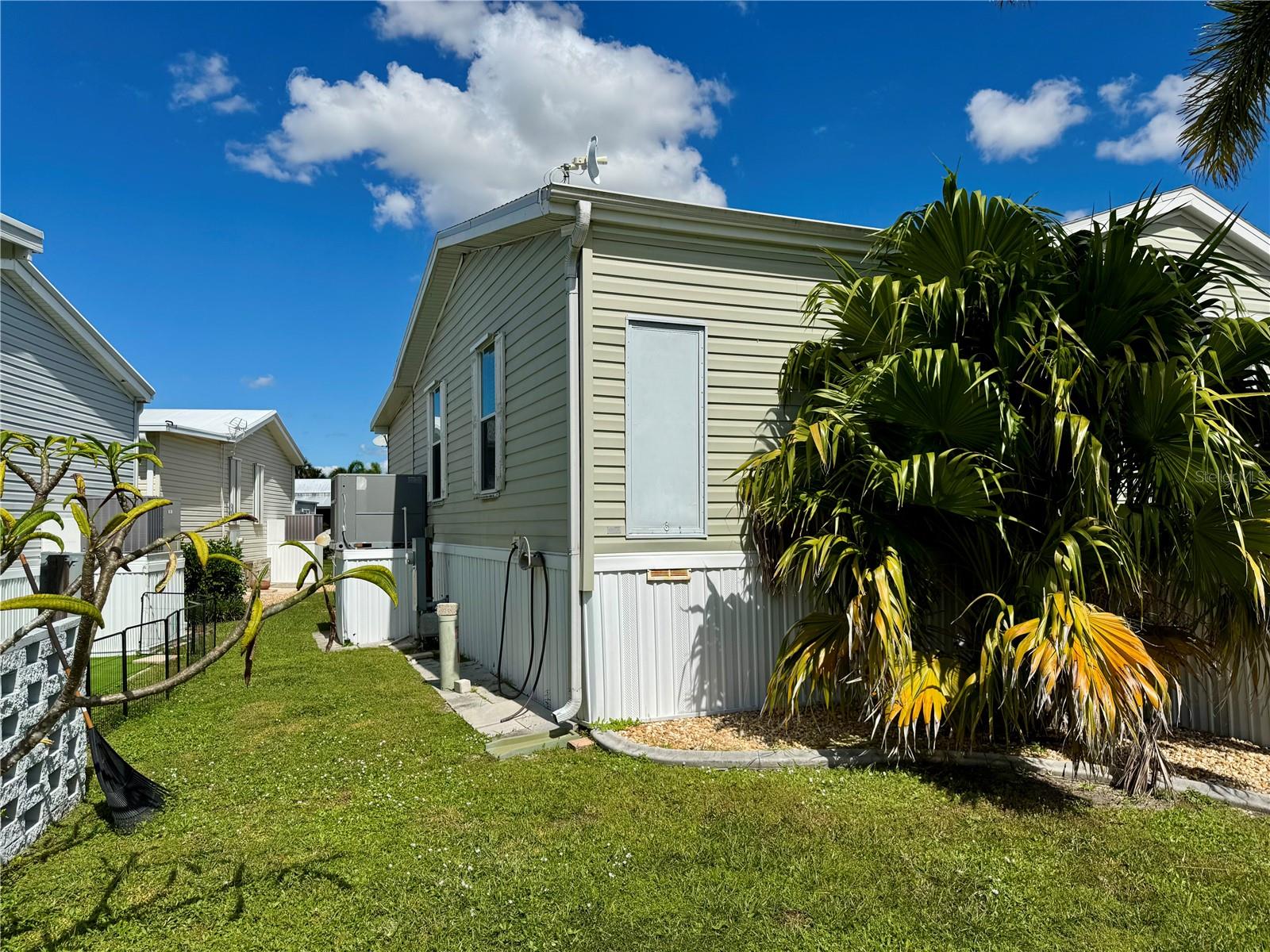 Image 31 of 38 For 10303 Burnt Store Road 245