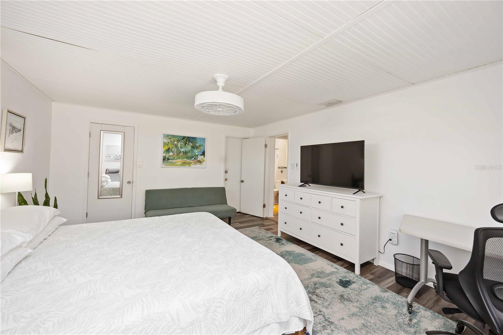 Image 16 of 79 For 5075 Beach Road B4