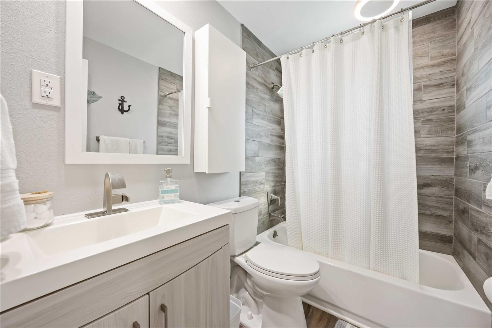 Image 18 of 79 For 5075 Beach Road B4