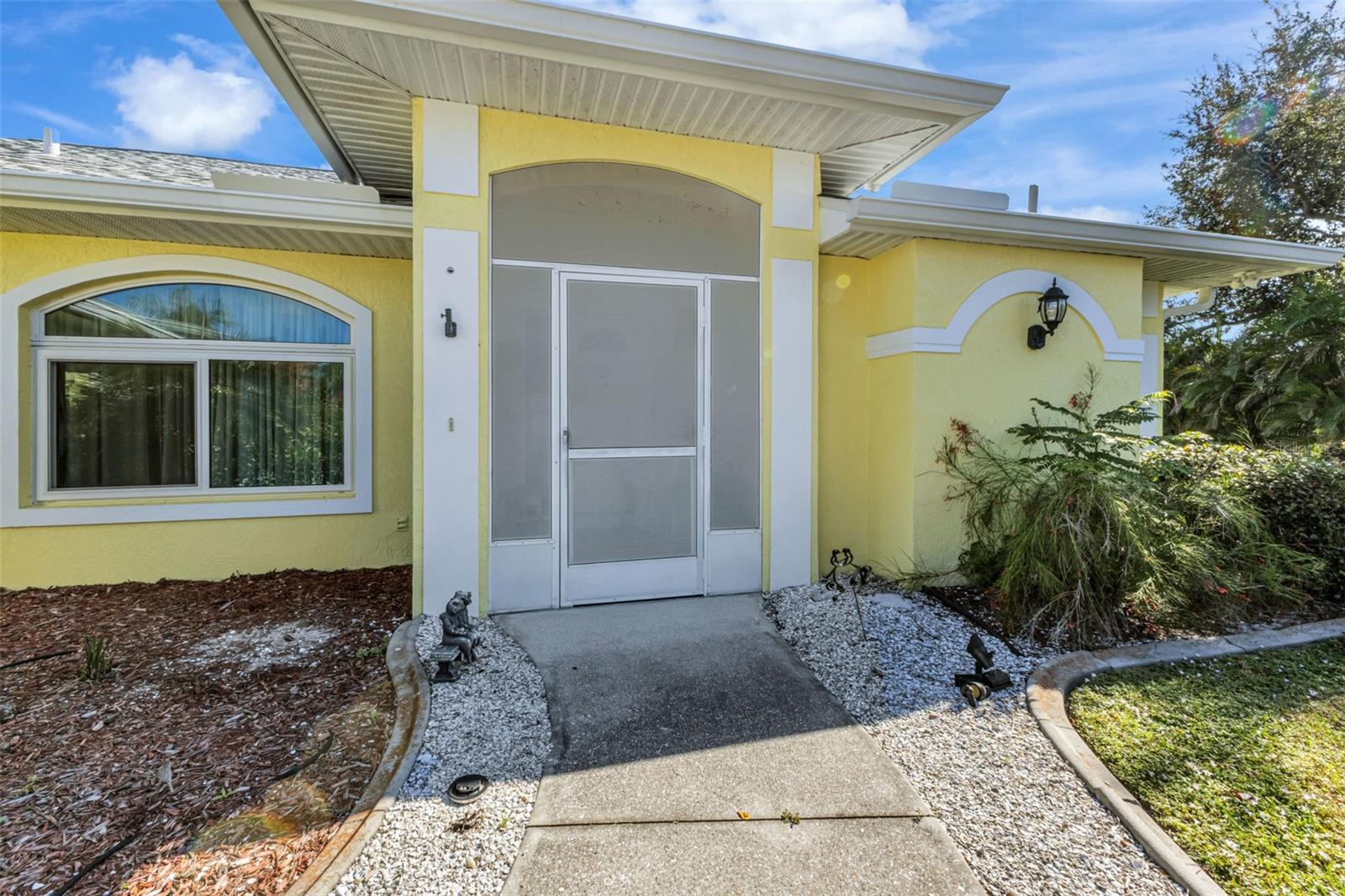 Image 4 of 35 For 10512 Euston Avenue