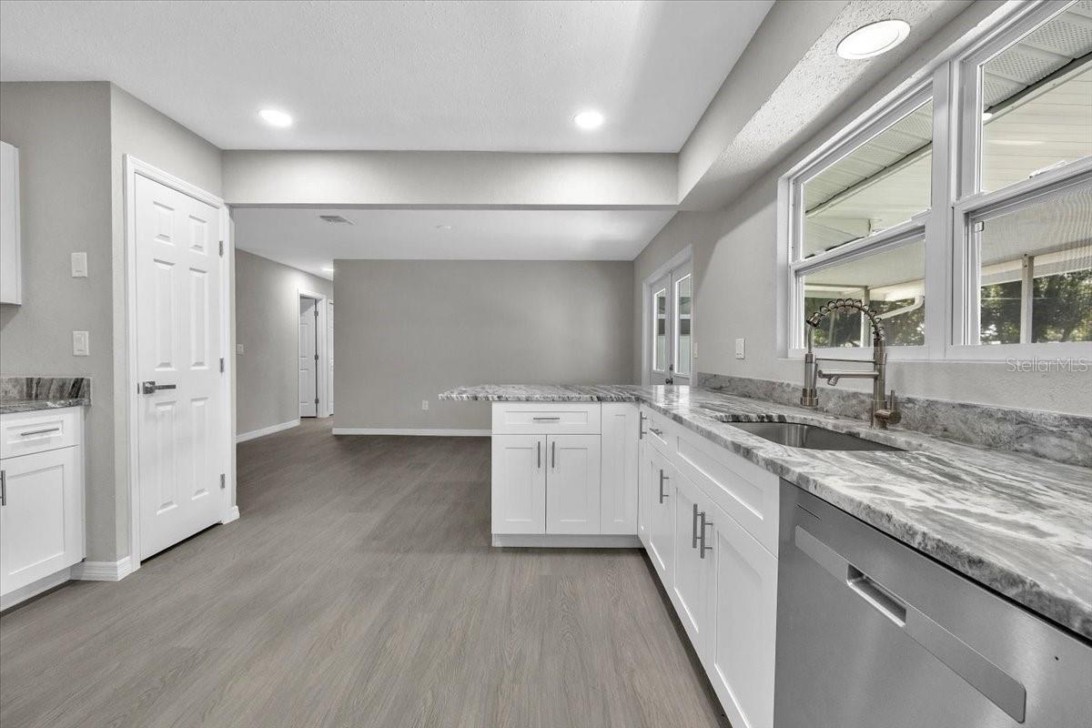 Image 21 of 51 For 20409 Emerald Avenue