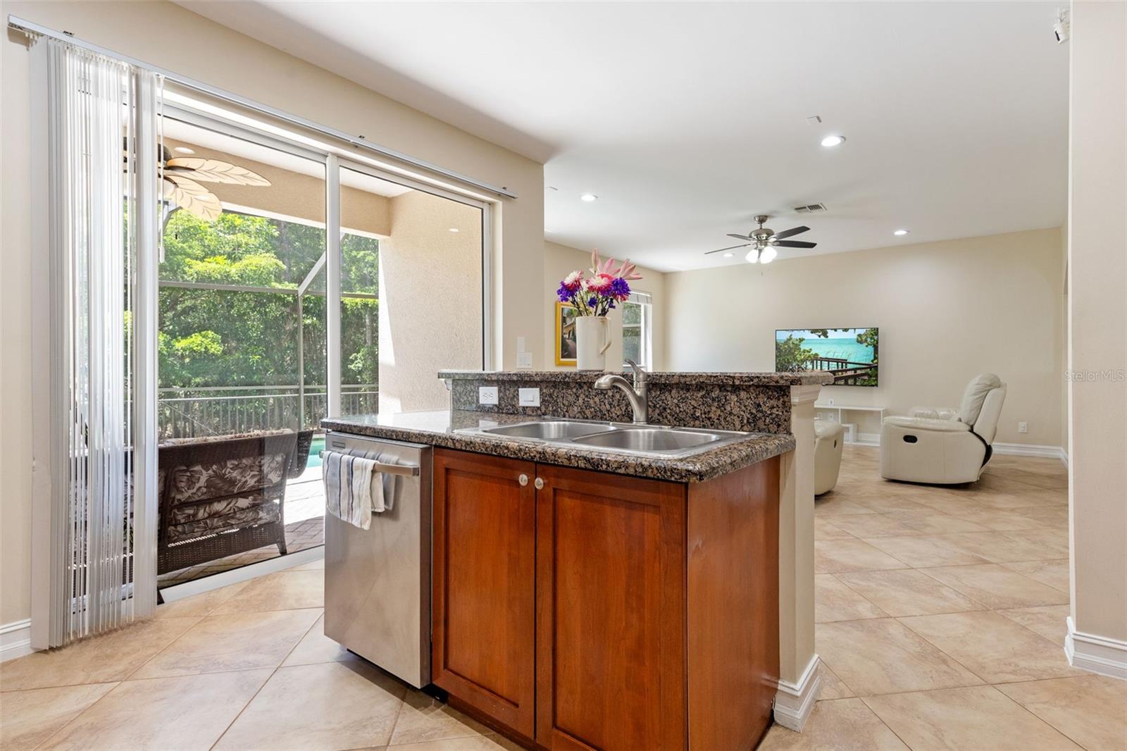 Listing photo id 12 for 10261 Silver Palm Drive