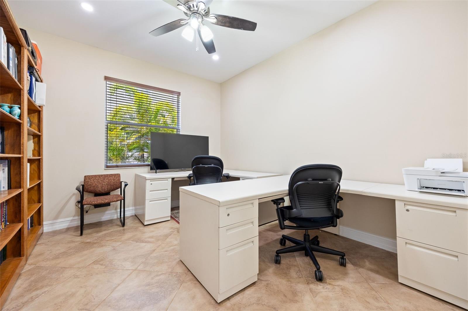 Listing photo id 13 for 10261 Silver Palm Drive