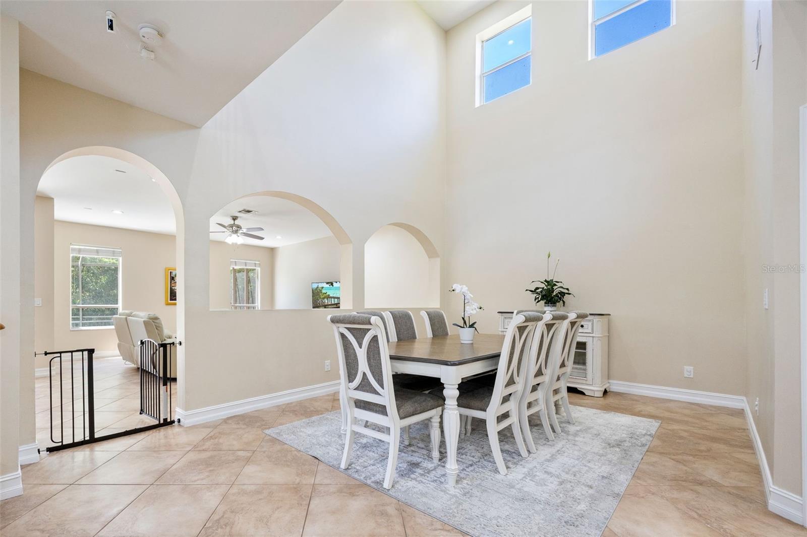 Listing photo id 4 for 10261 Silver Palm Drive