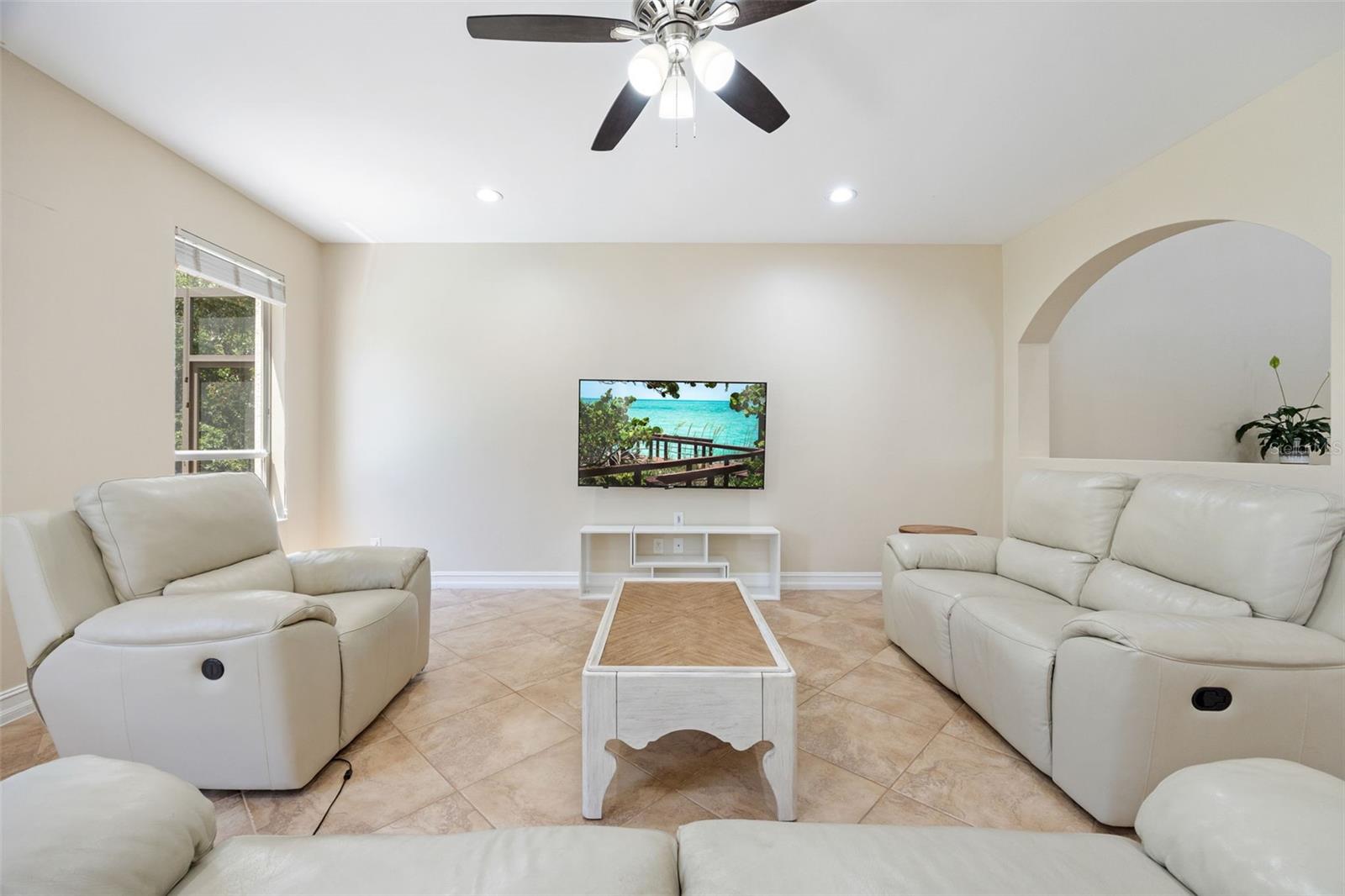 Listing photo id 5 for 10261 Silver Palm Drive