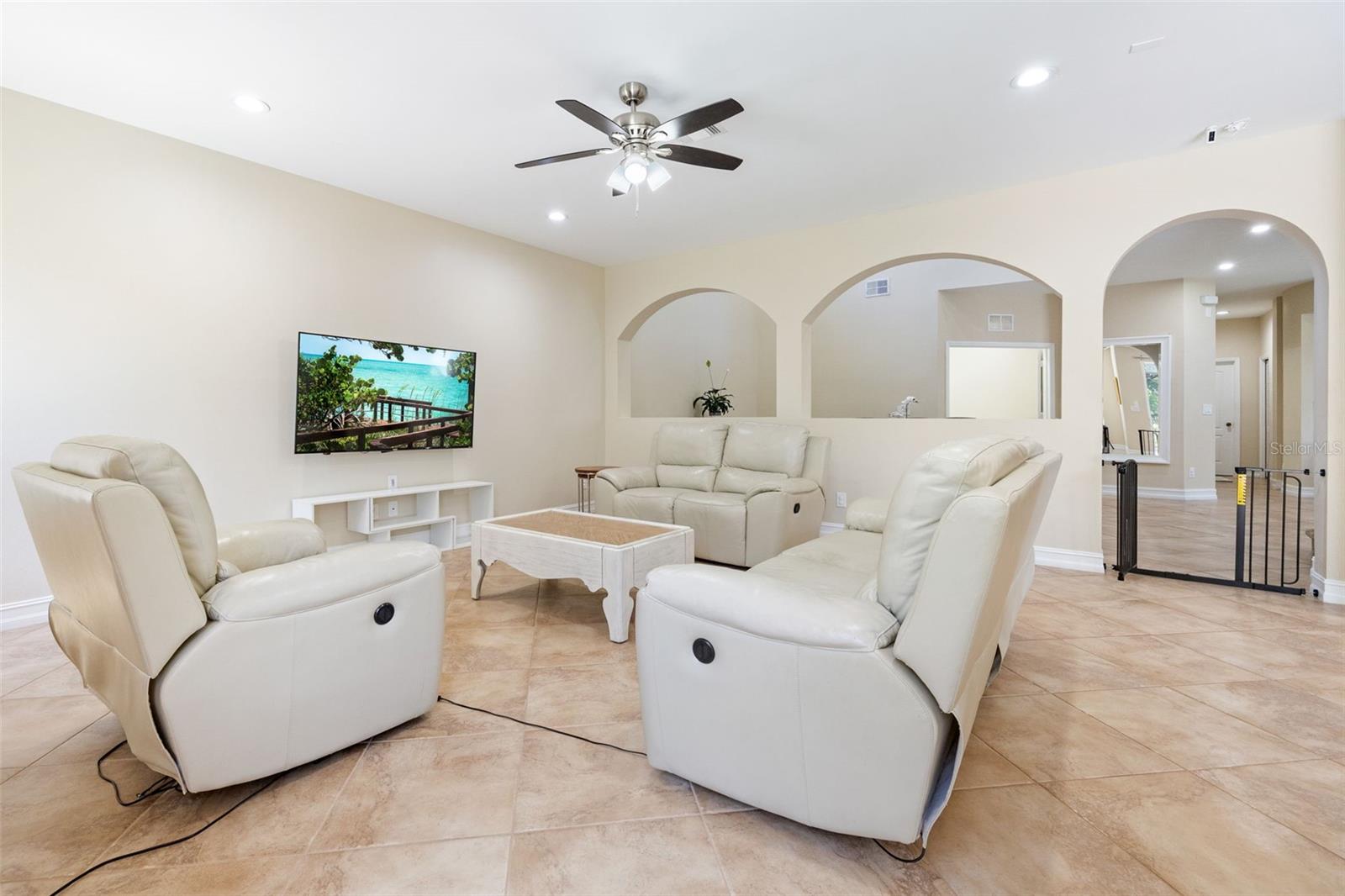 Listing photo id 7 for 10261 Silver Palm Drive