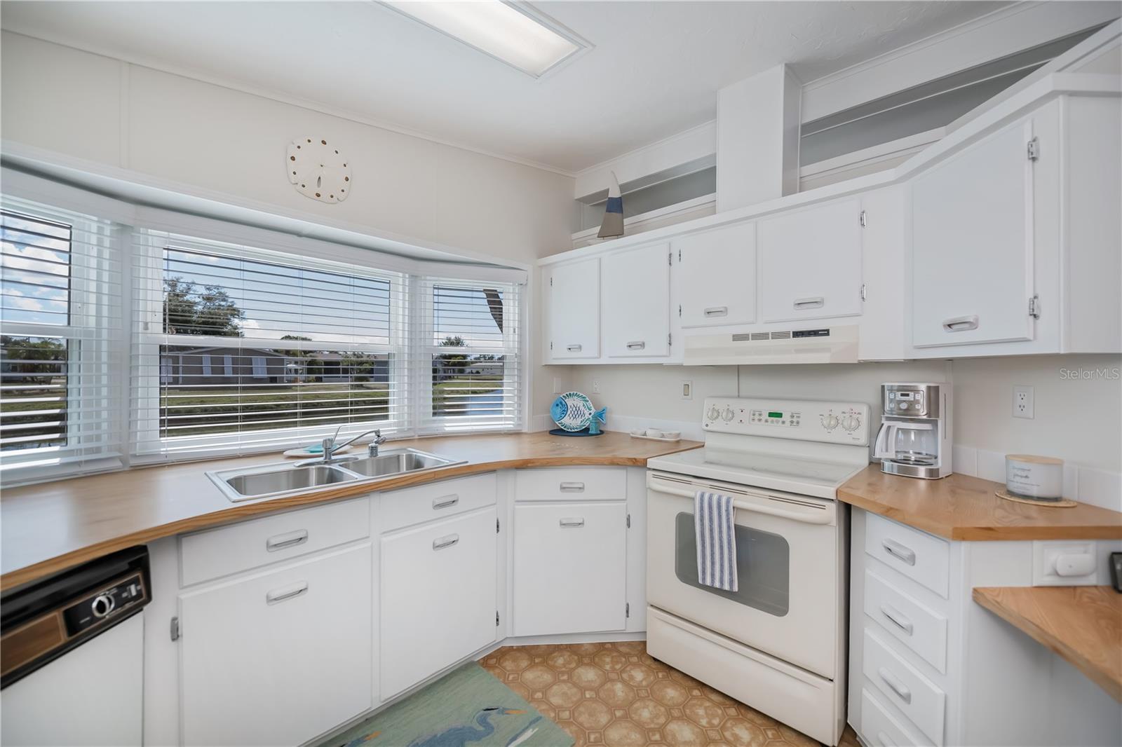 Image 12 of 69 For 749 Watersedge Street