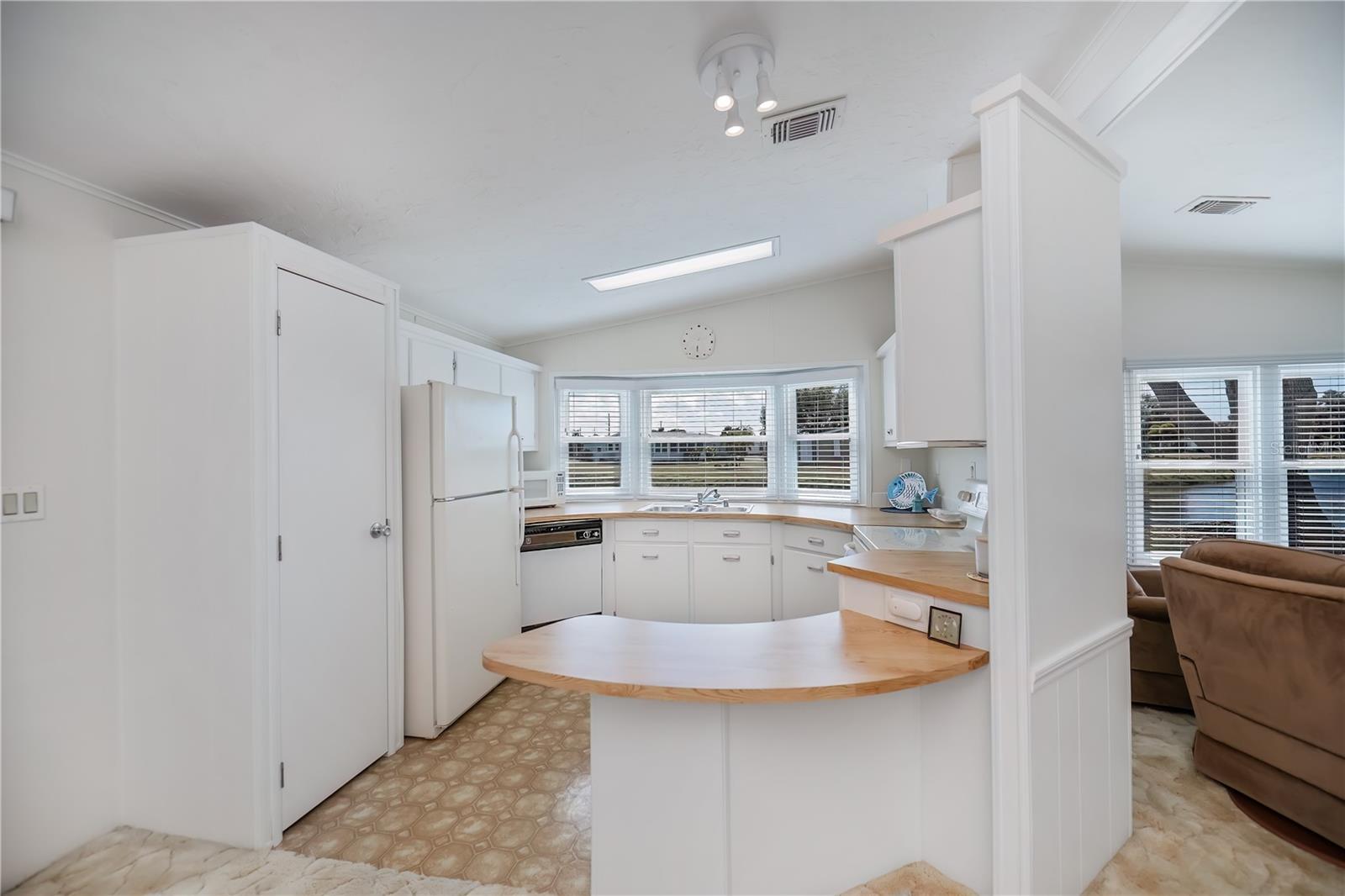 Image 22 of 69 For 749 Watersedge Street